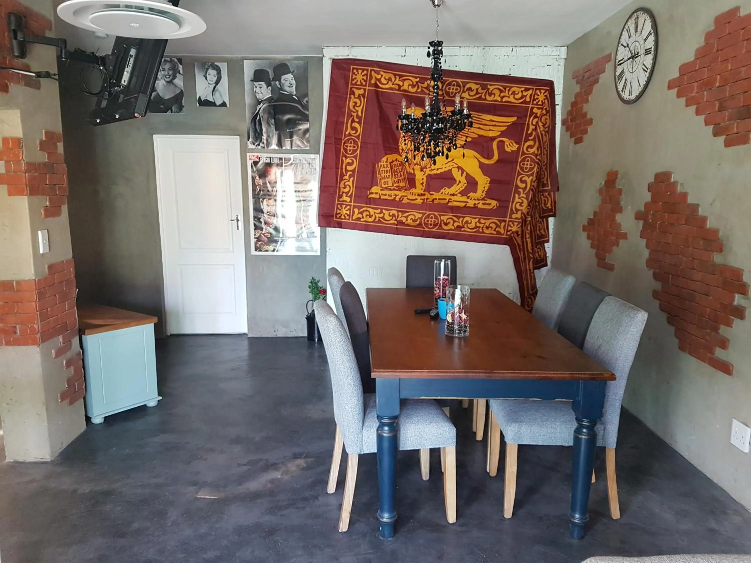 Communal lounge/ TV room in The Mountains