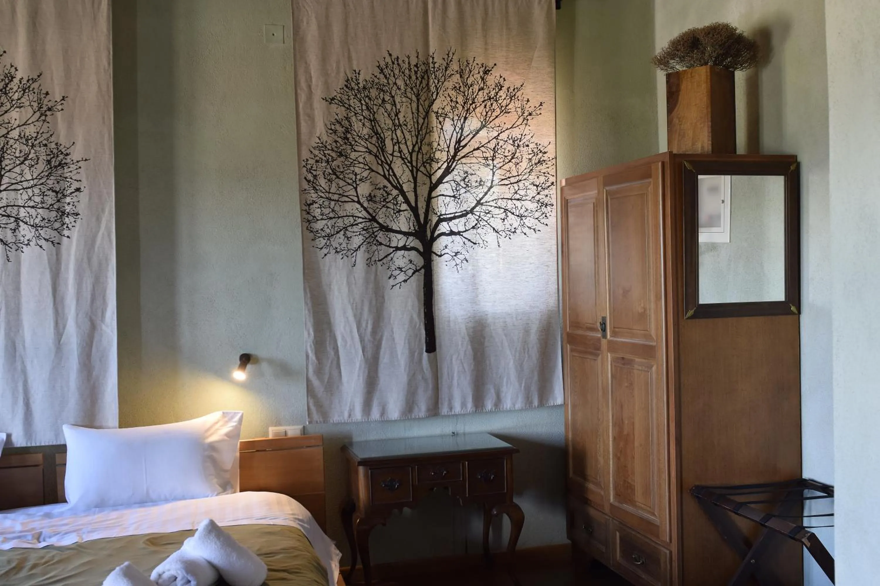 Photo of the whole room, Bed in Great Mantineia