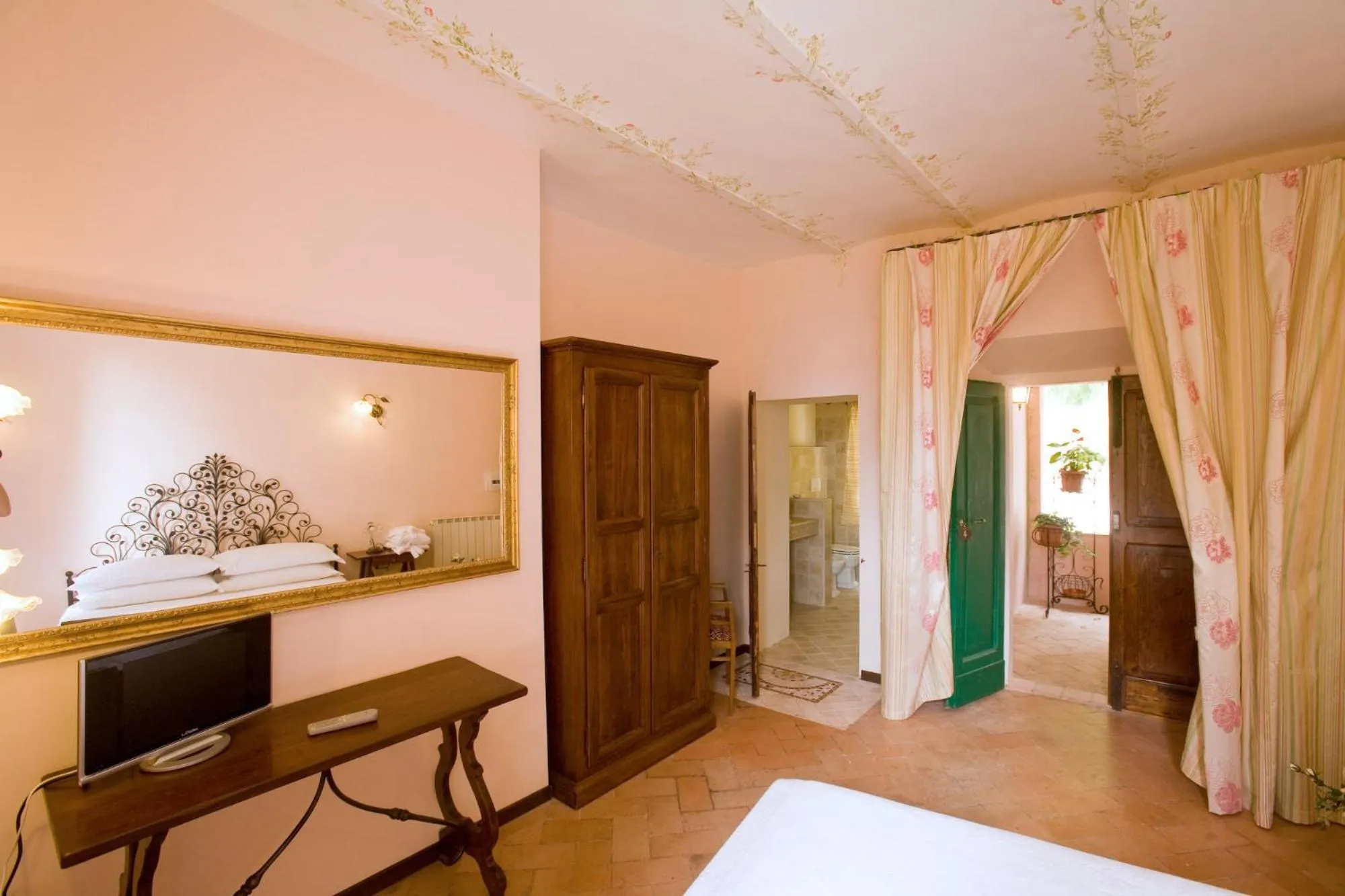 Shower, Bed in Villa Gioia Civita