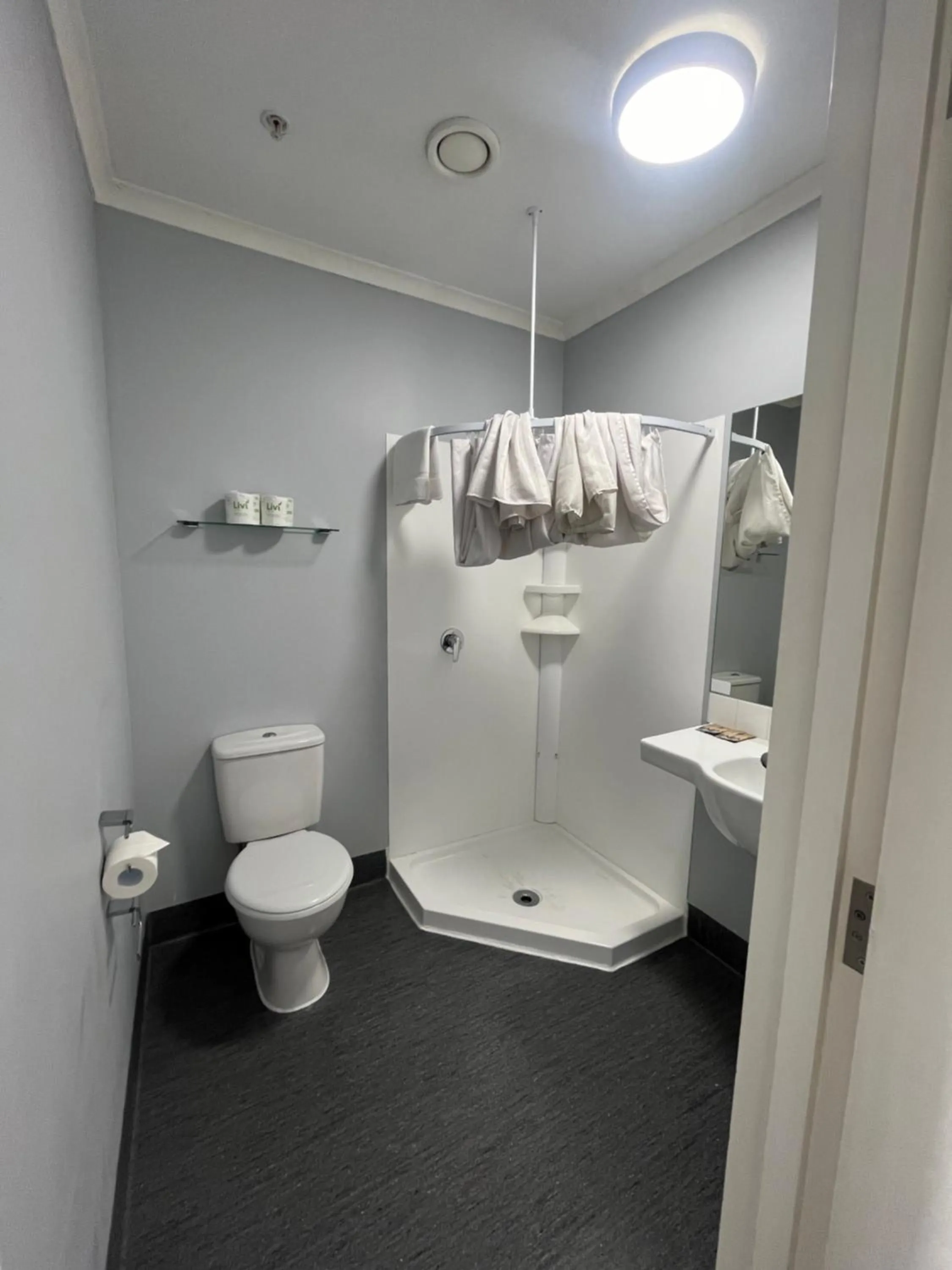 Bathroom in Nomads Capital Backpackers - Wellington