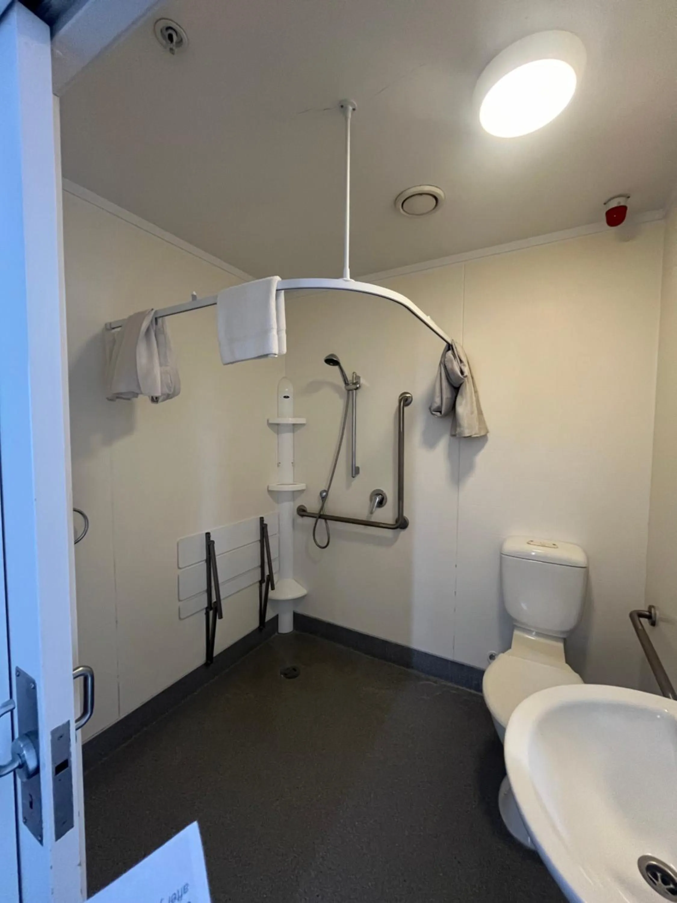 Bathroom in Nomads Capital Backpackers - Wellington