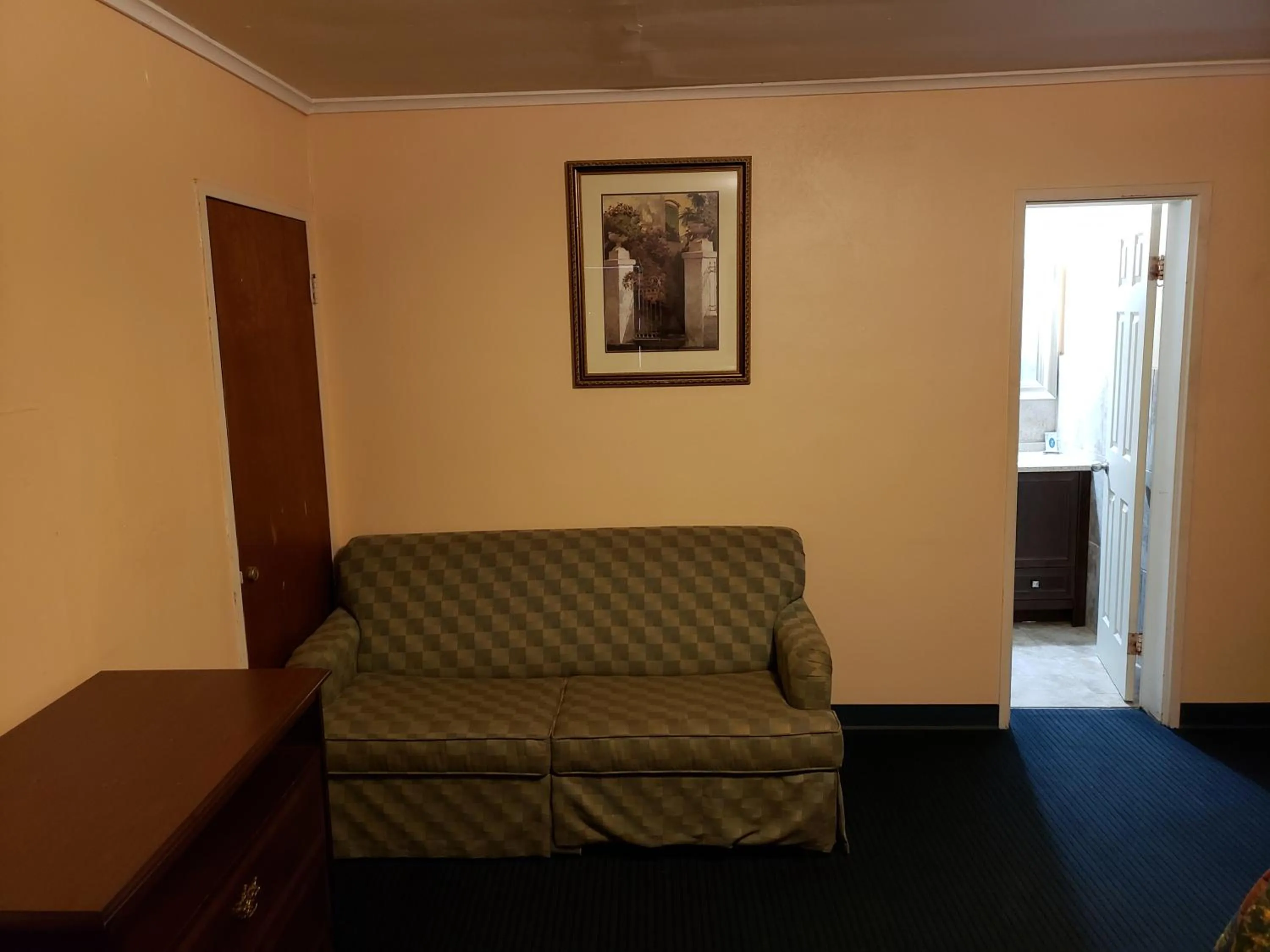 Seating area in Encino Motel