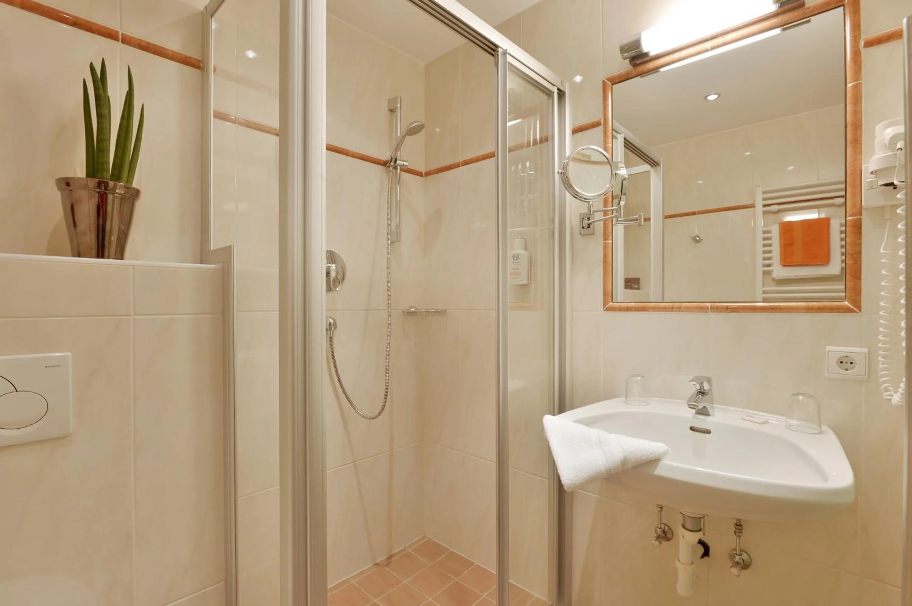 Shower in Hotel Waldfriede - Der Logenplatz im Zillertal