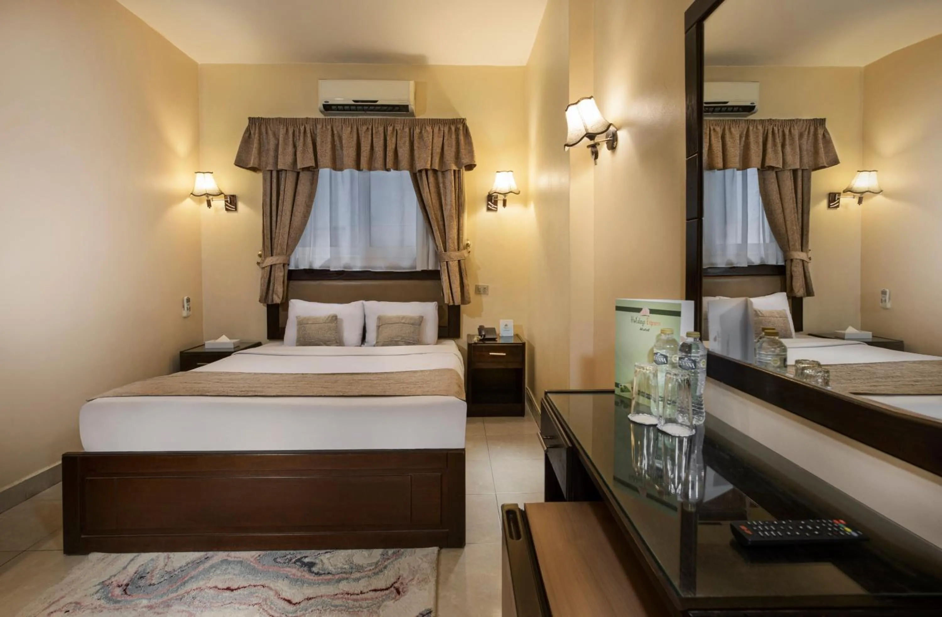 Photo of the whole room, Bed in Holidays Express Hotel