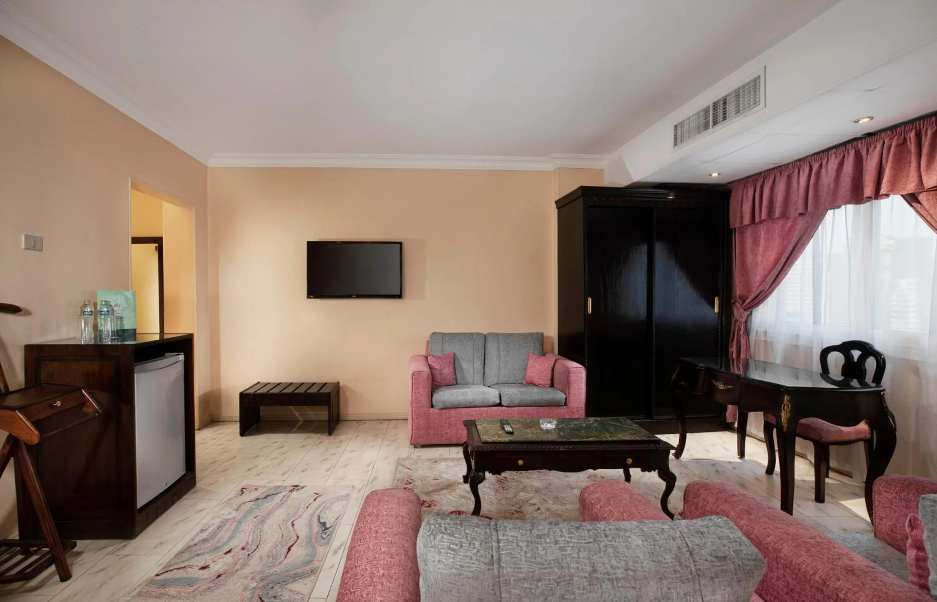 Photo of the whole room in Holidays Express Hotel