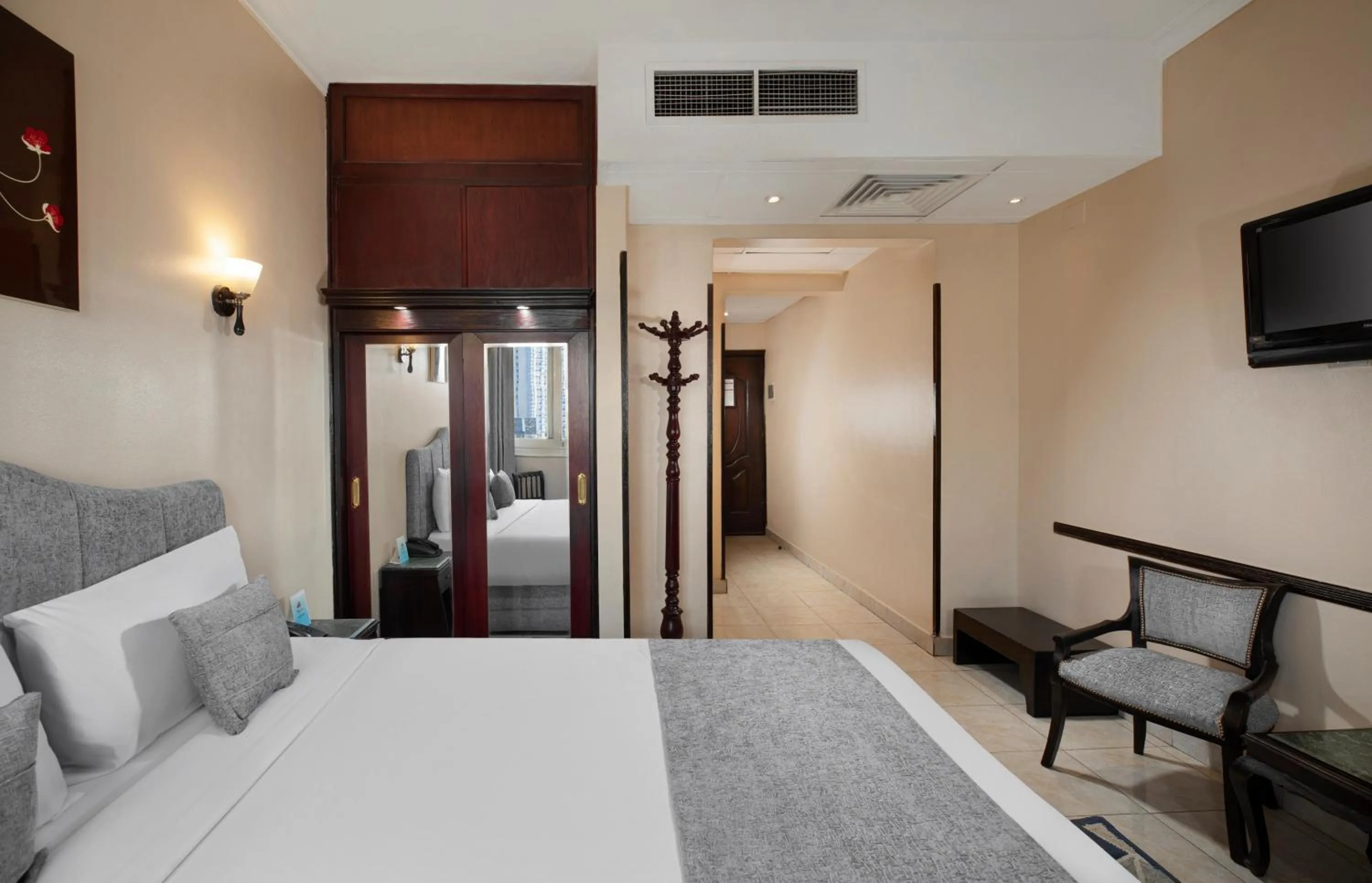 Photo of the whole room, Bed in Holidays Express Hotel