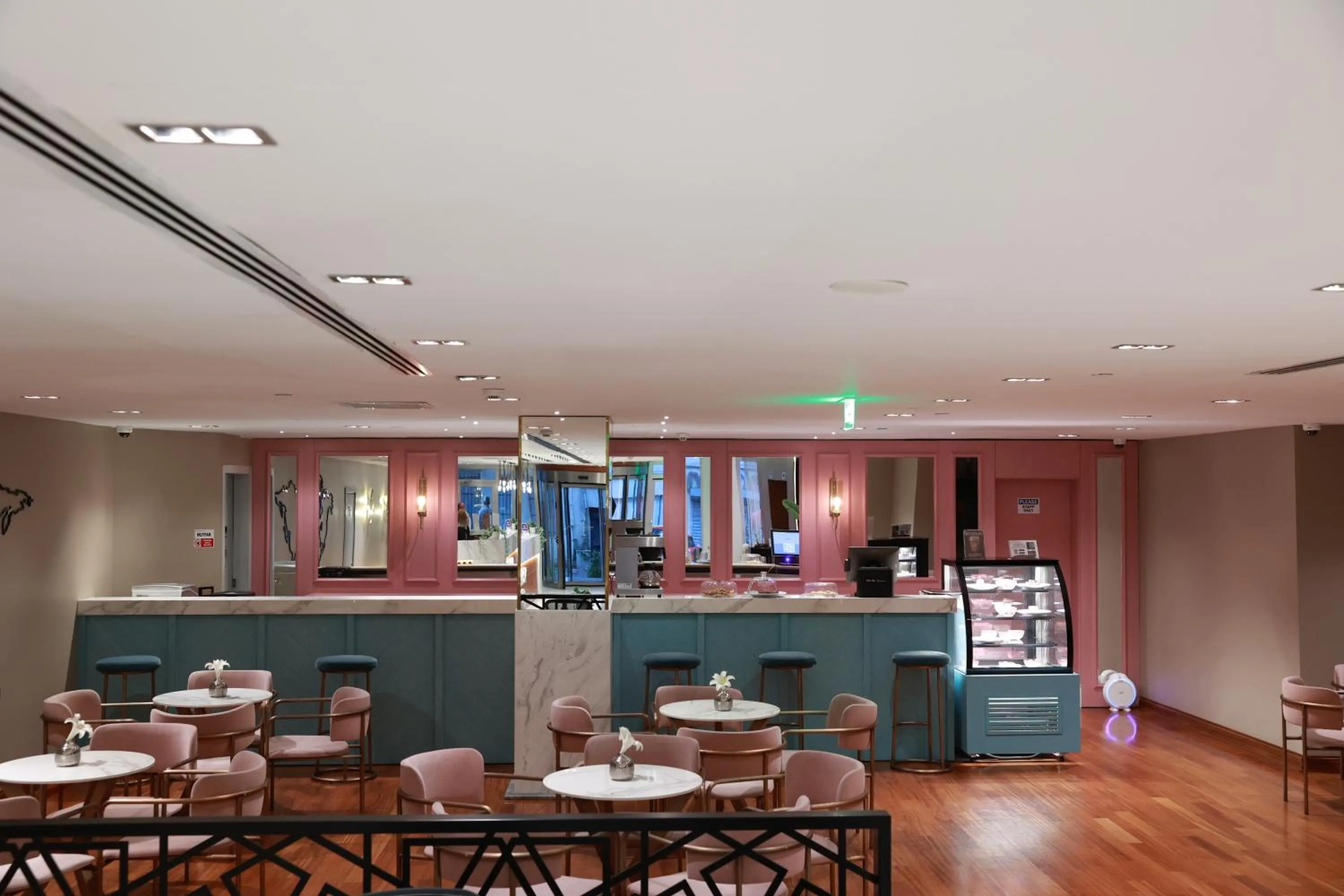 Restaurant/places to eat in Nova Plaza Crystal Hotel & Spa