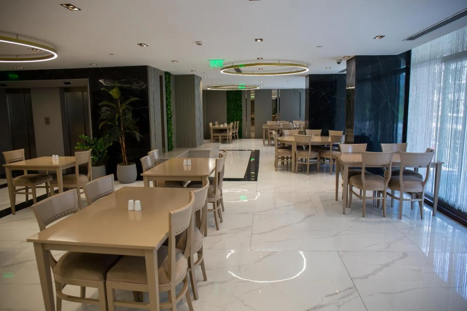 Dining area in Nova Plaza Crystal Hotel & Spa