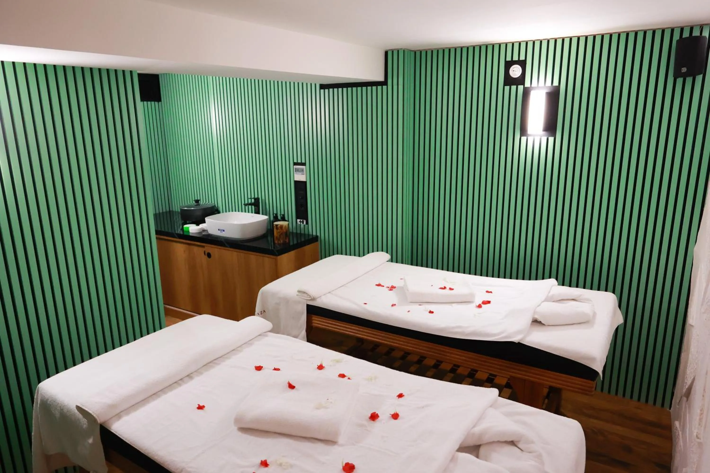 Spa and wellness centre/facilities, Bed in Nova Plaza Crystal Hotel & Spa