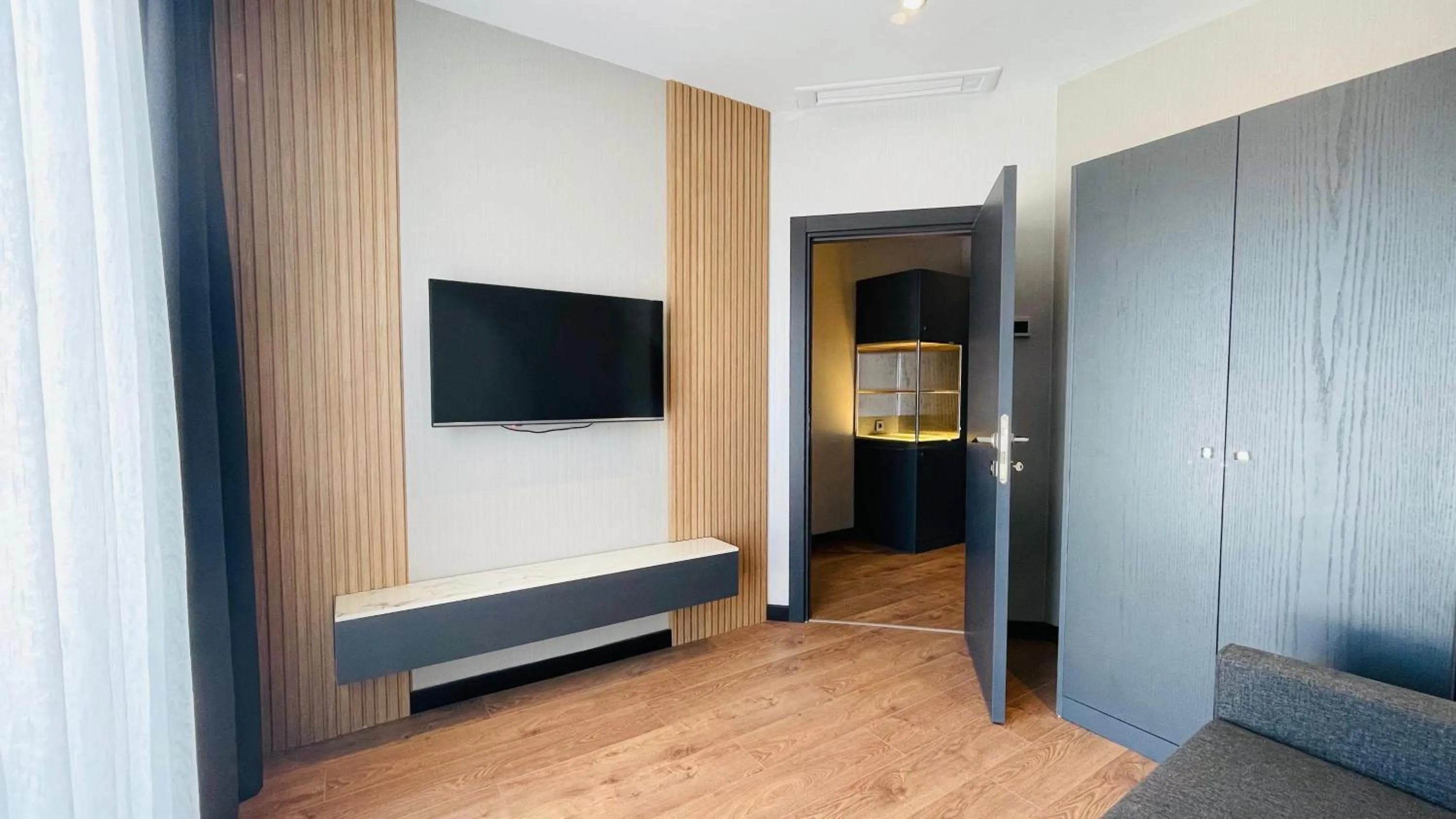 Communal lounge/ TV room in Osmanbey Fatih Hotel