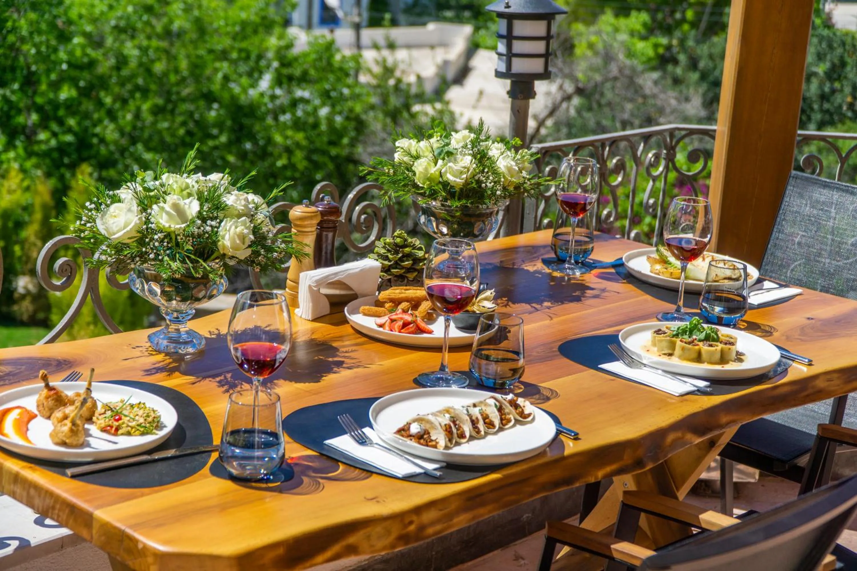 Restaurant/places to eat in Elementa Boutique Hotel - Adults Only