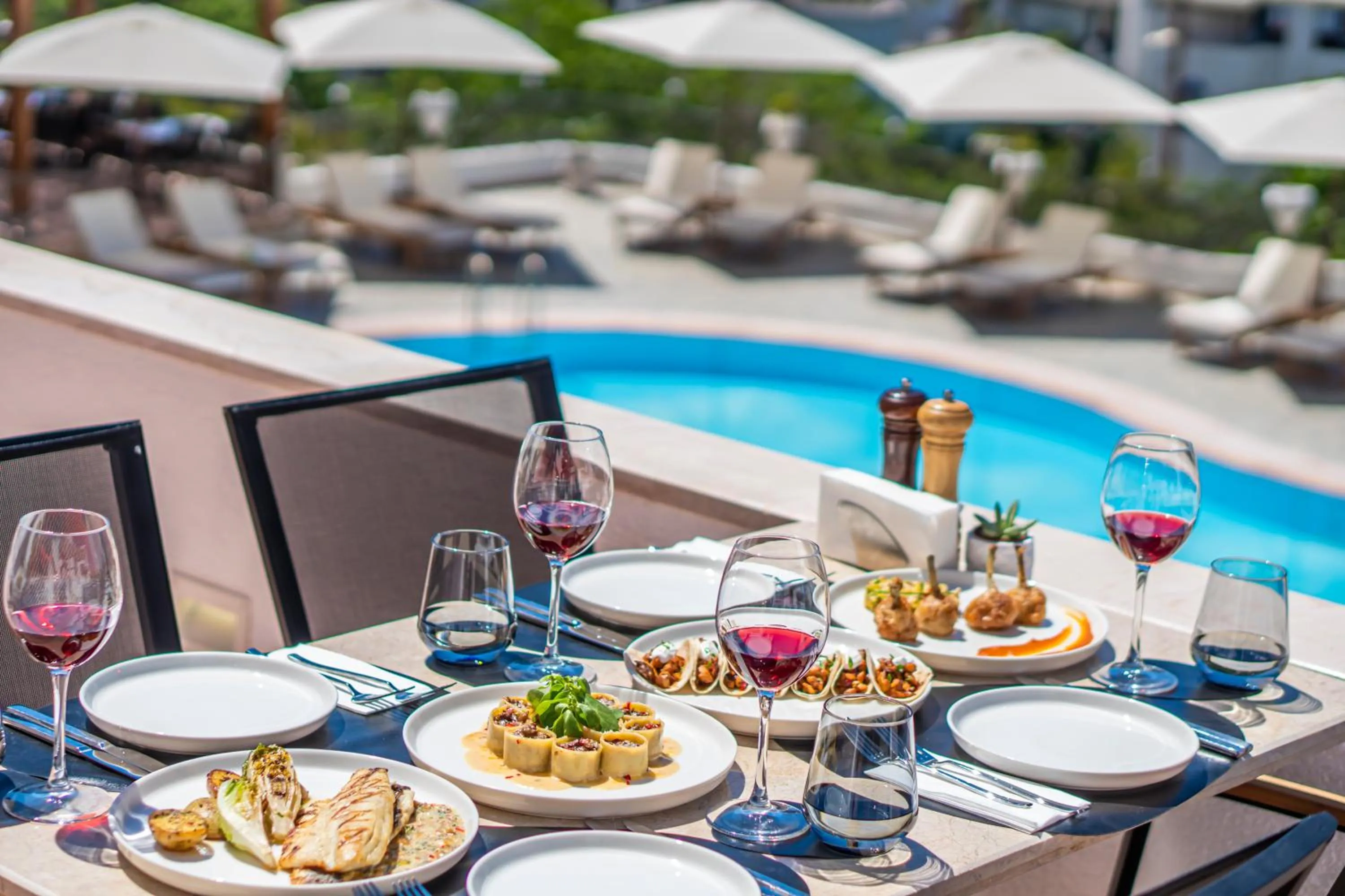 Restaurant/places to eat in Elementa Boutique Hotel - Adults Only