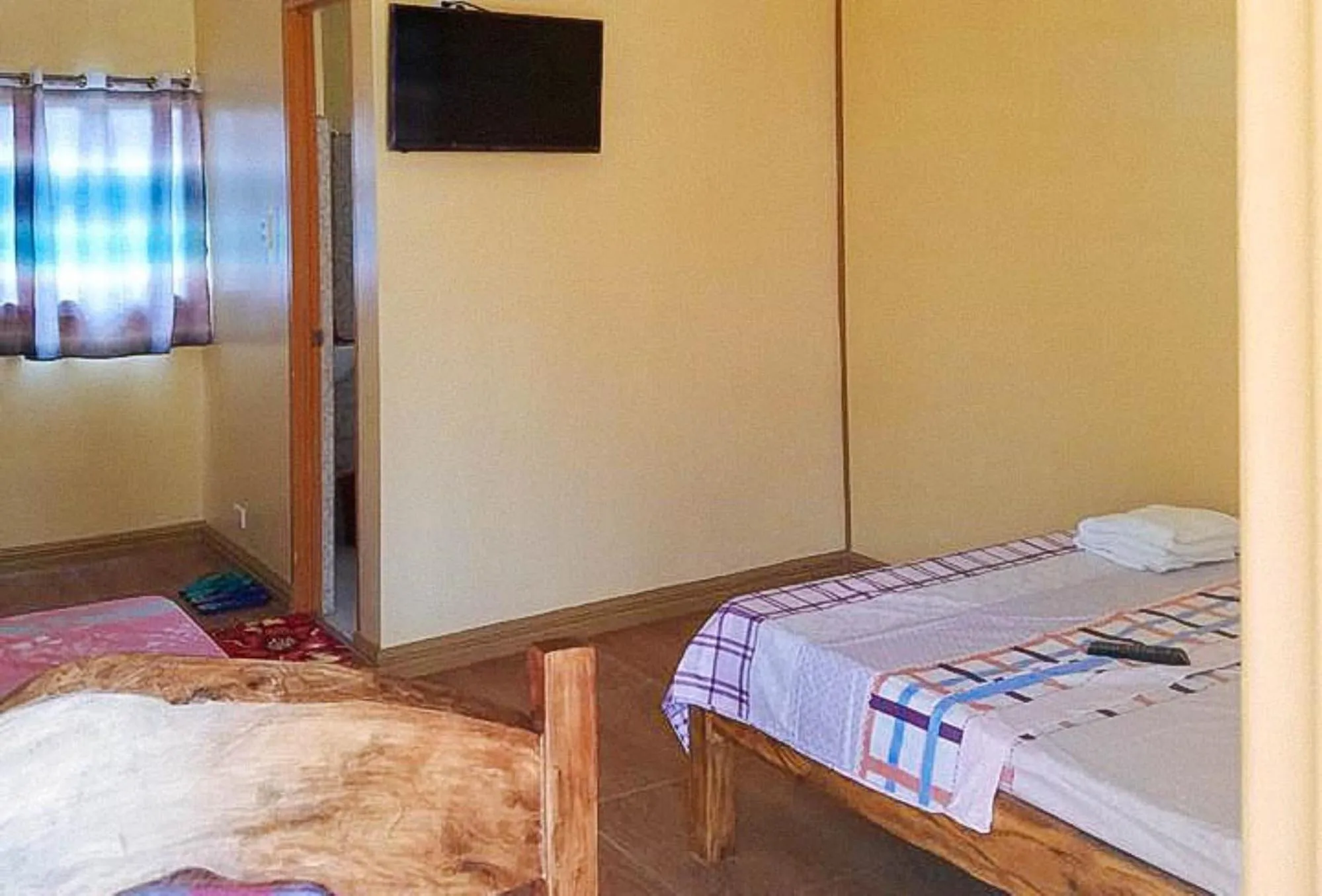 TV and multimedia in RedDoorz at Shandy's Transient House Palompon