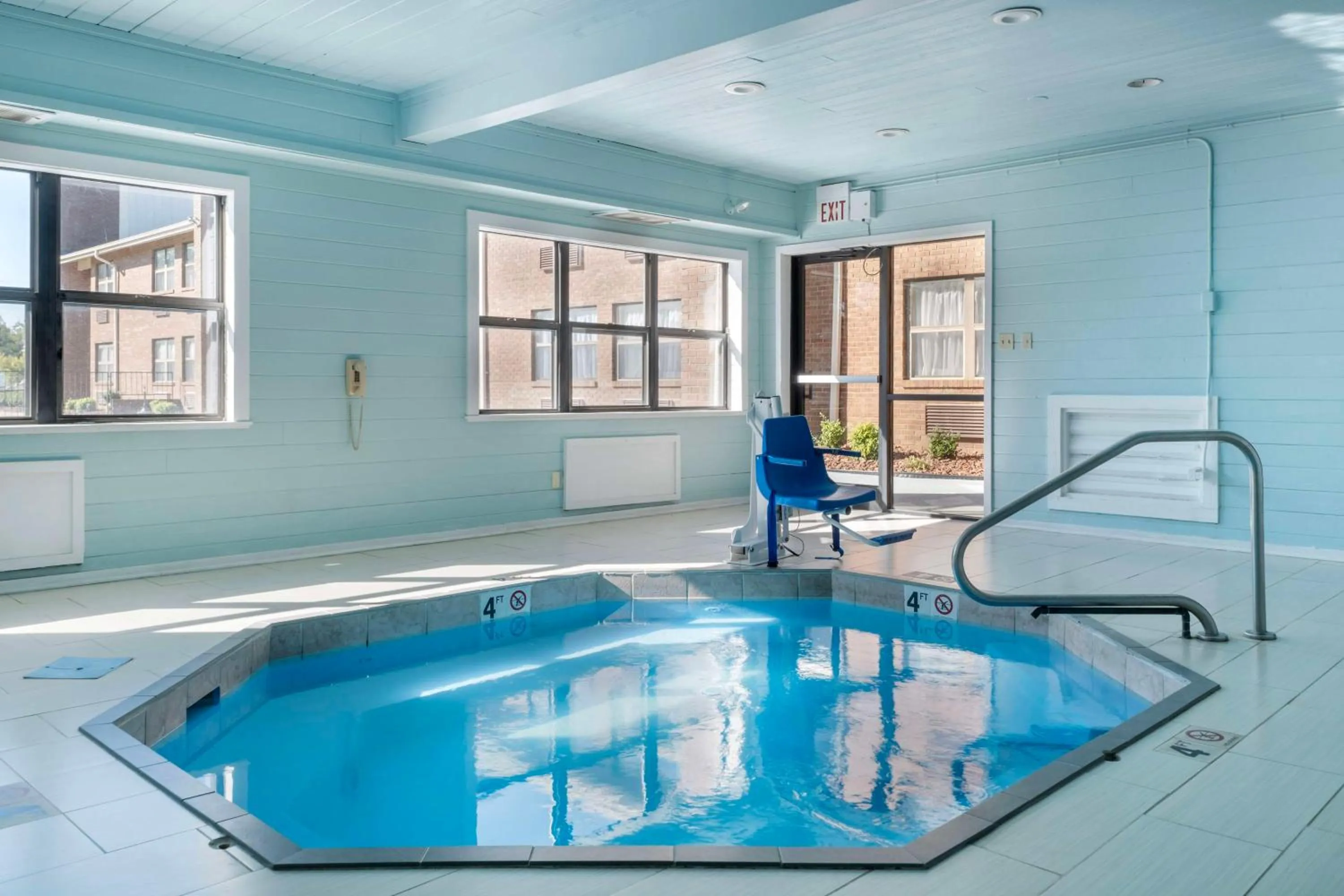 Pool view in Best Western Campbellsville Inn