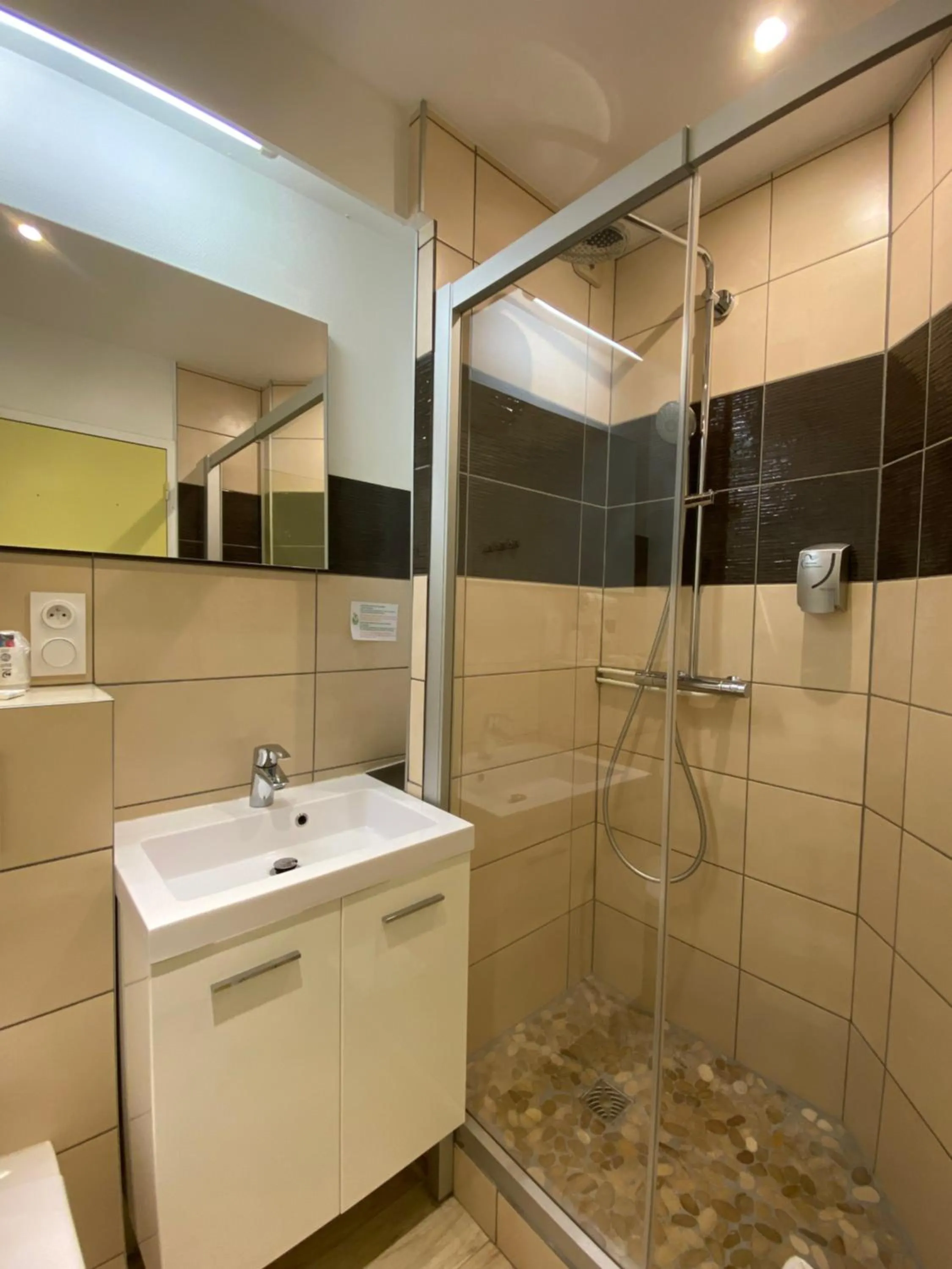 Shower in Hôtel Mélodie