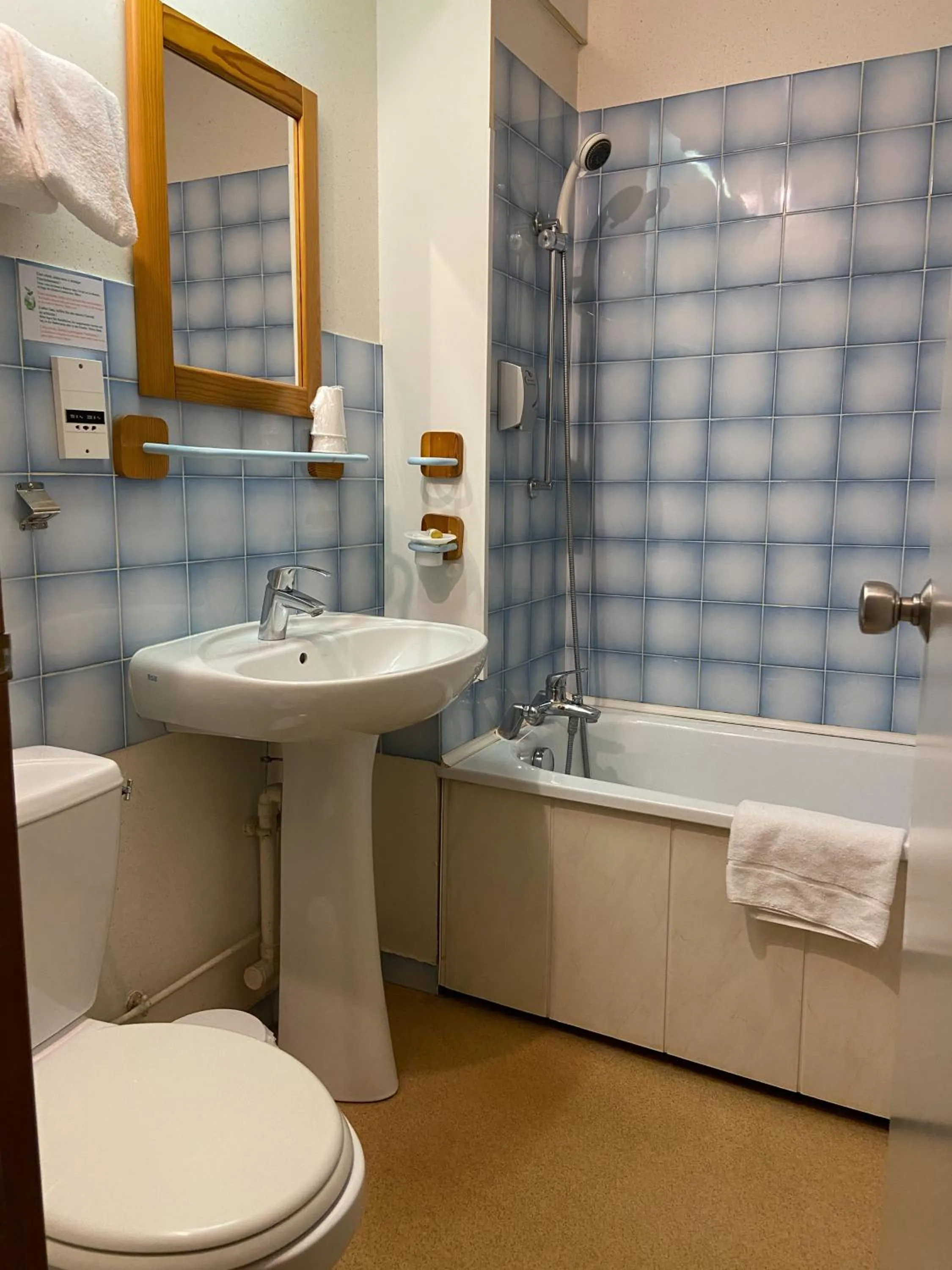 Toilet in Hôtel Mélodie