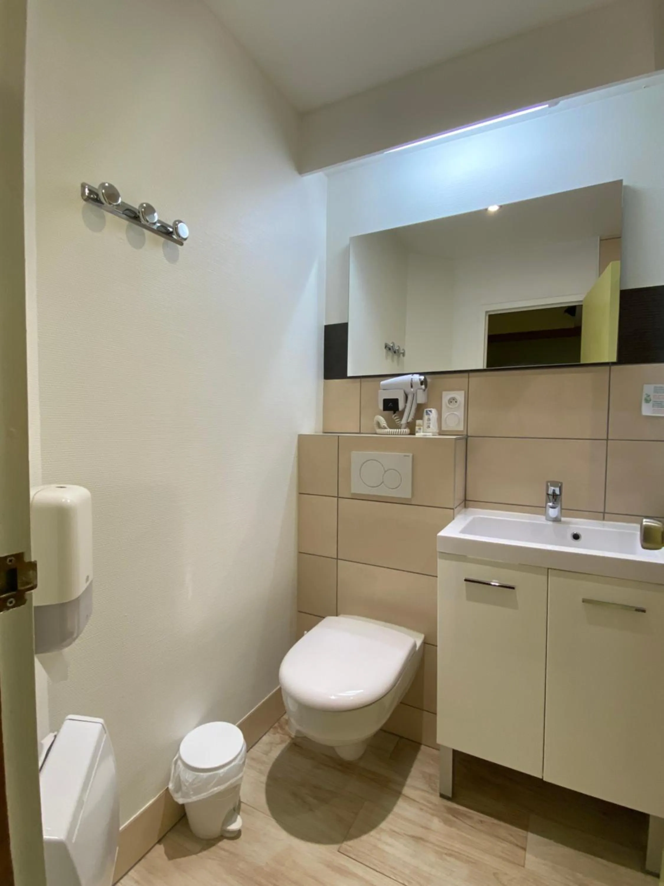 Shower in Hôtel Mélodie