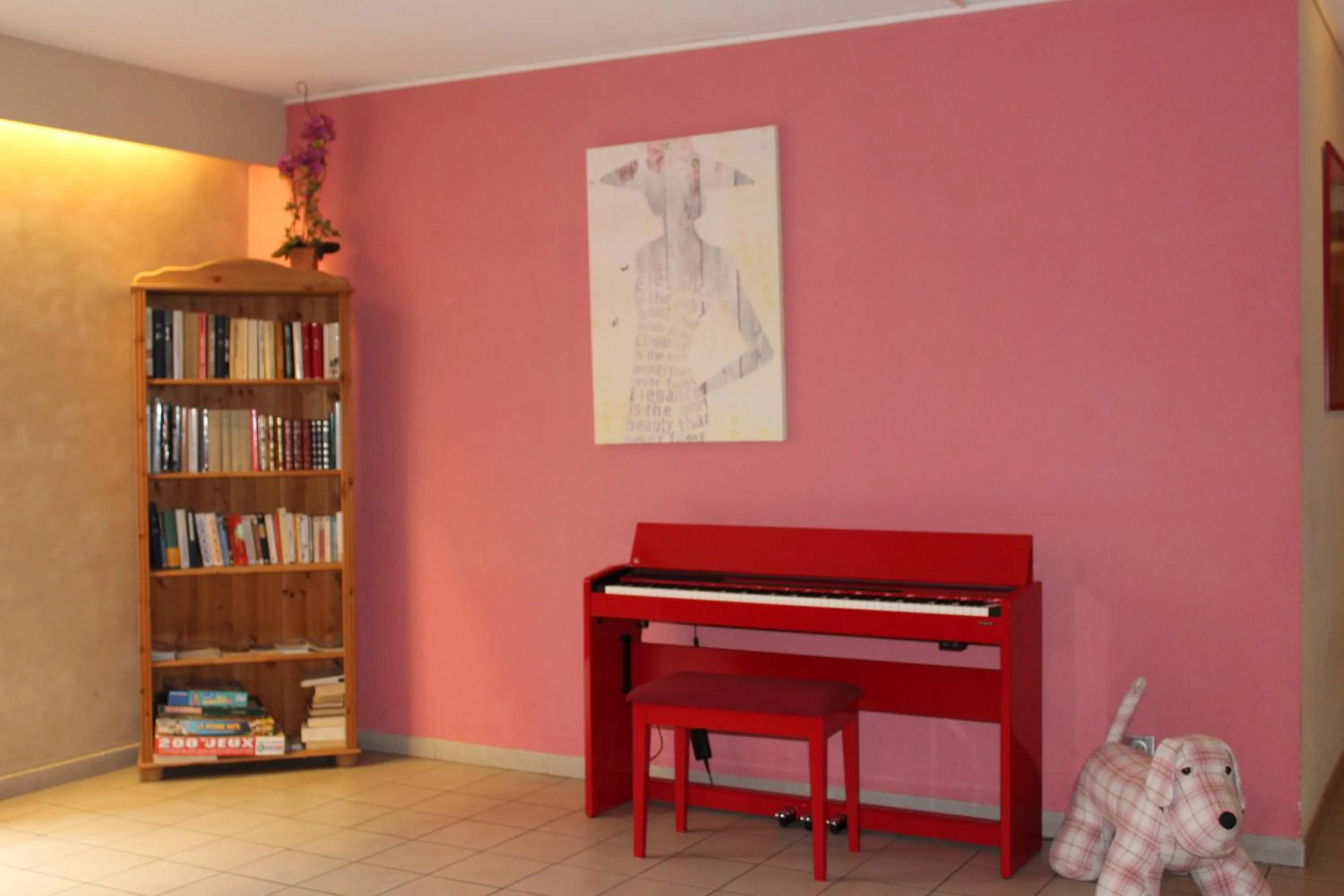 Library in Hôtel Mélodie
