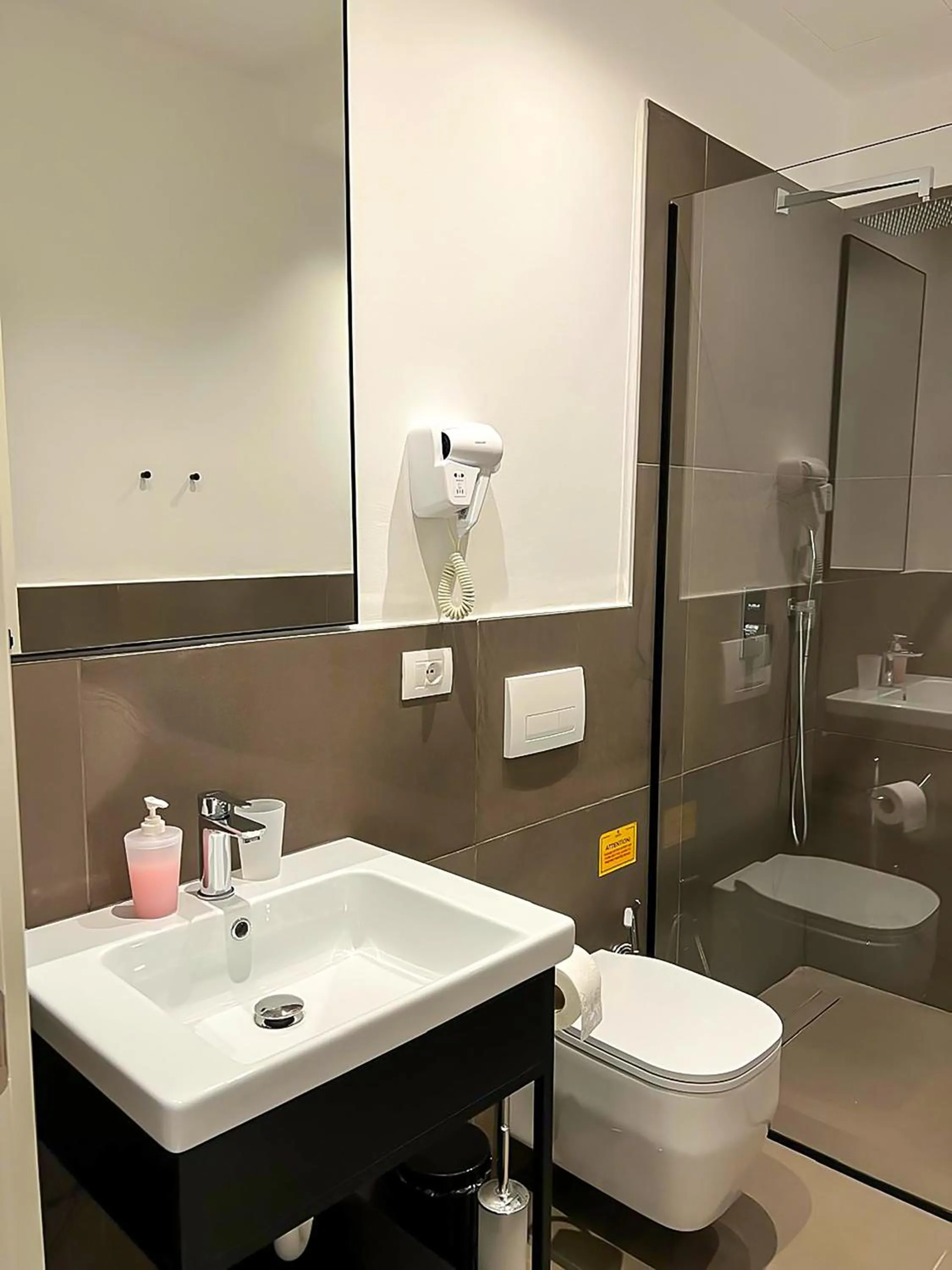 Shower in Hotel Central