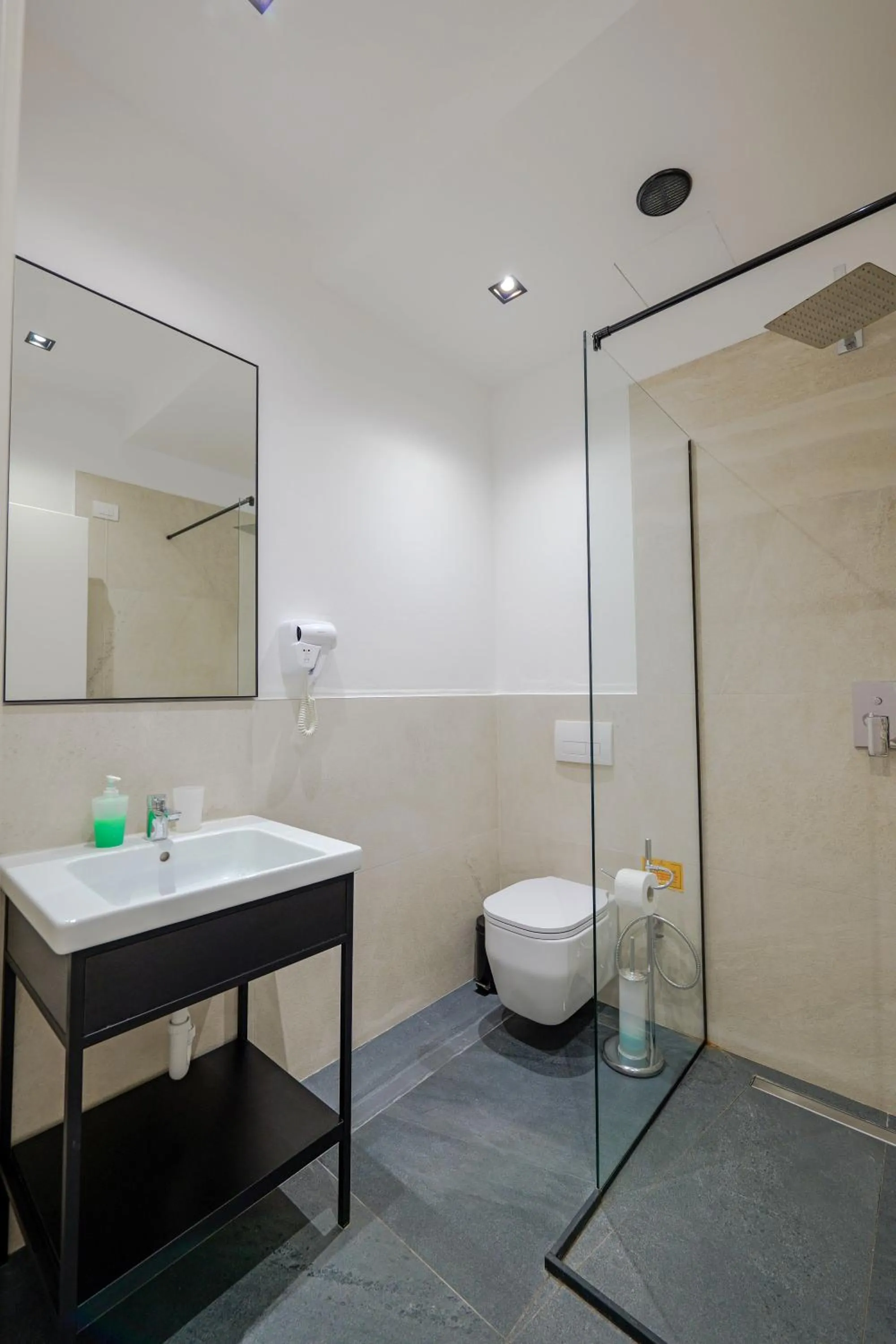 Shower in Hotel Central