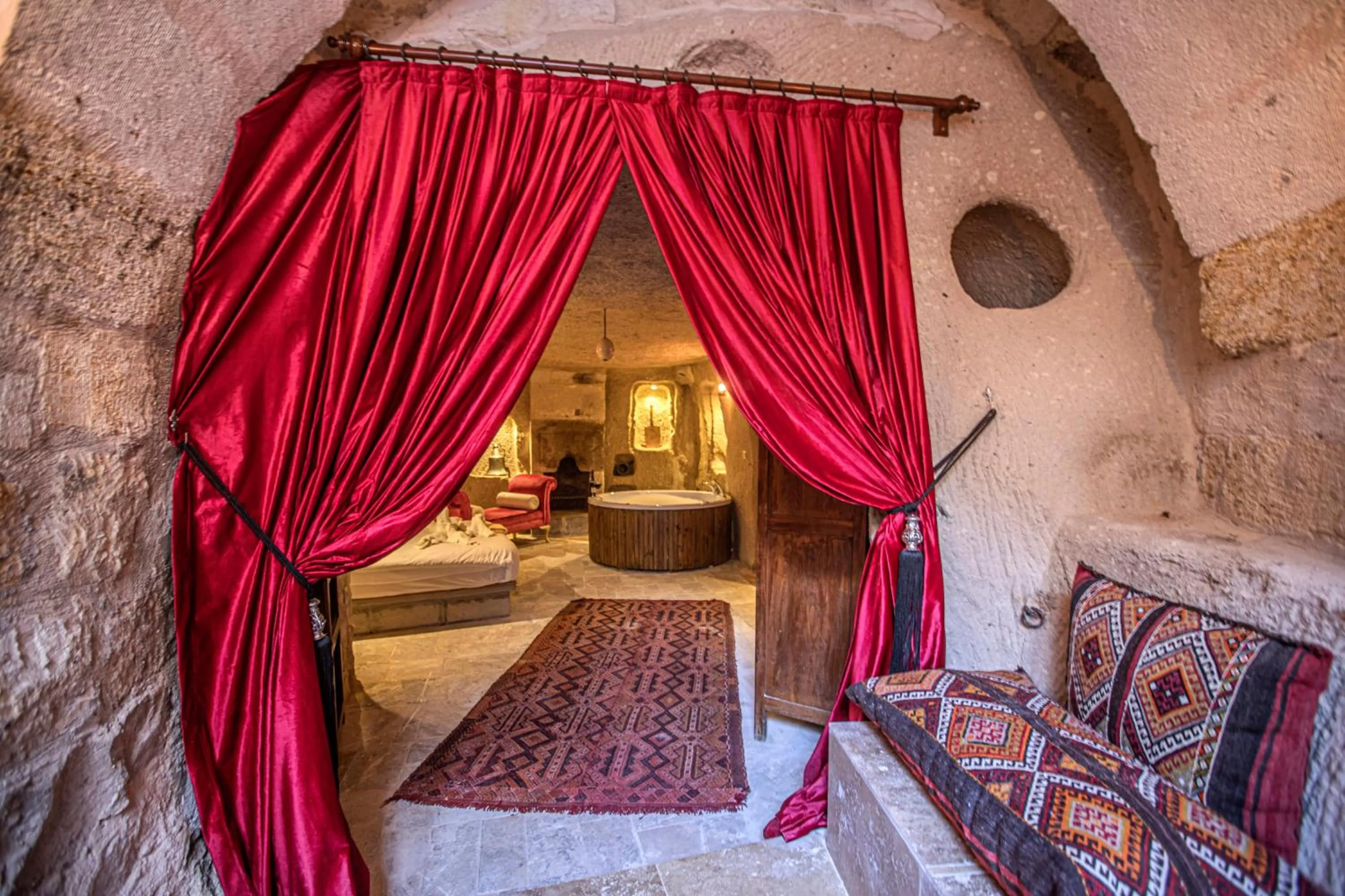 Photo of the whole room, Bed in Cappadocia Eagle Cave Inn