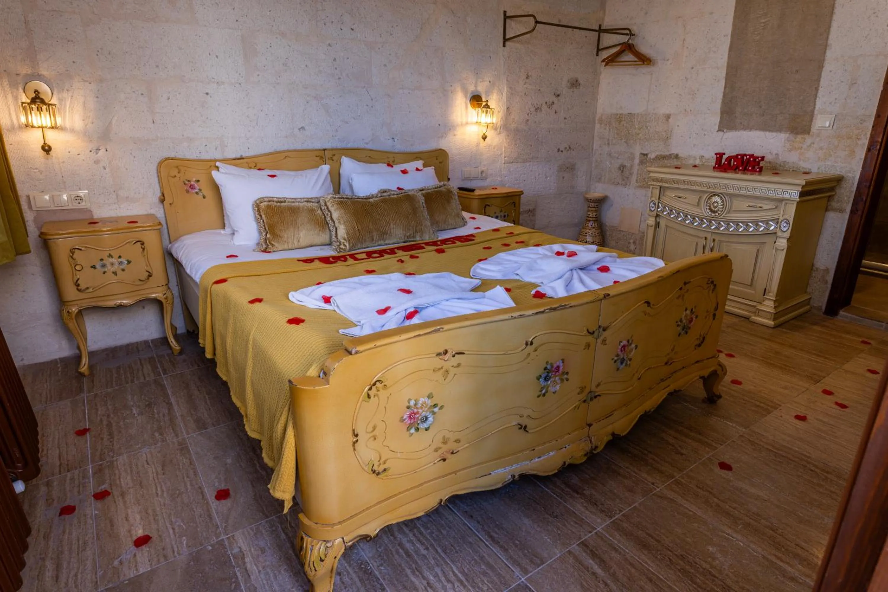 Photo of the whole room, Bed in Cappadocia Eagle Cave Inn