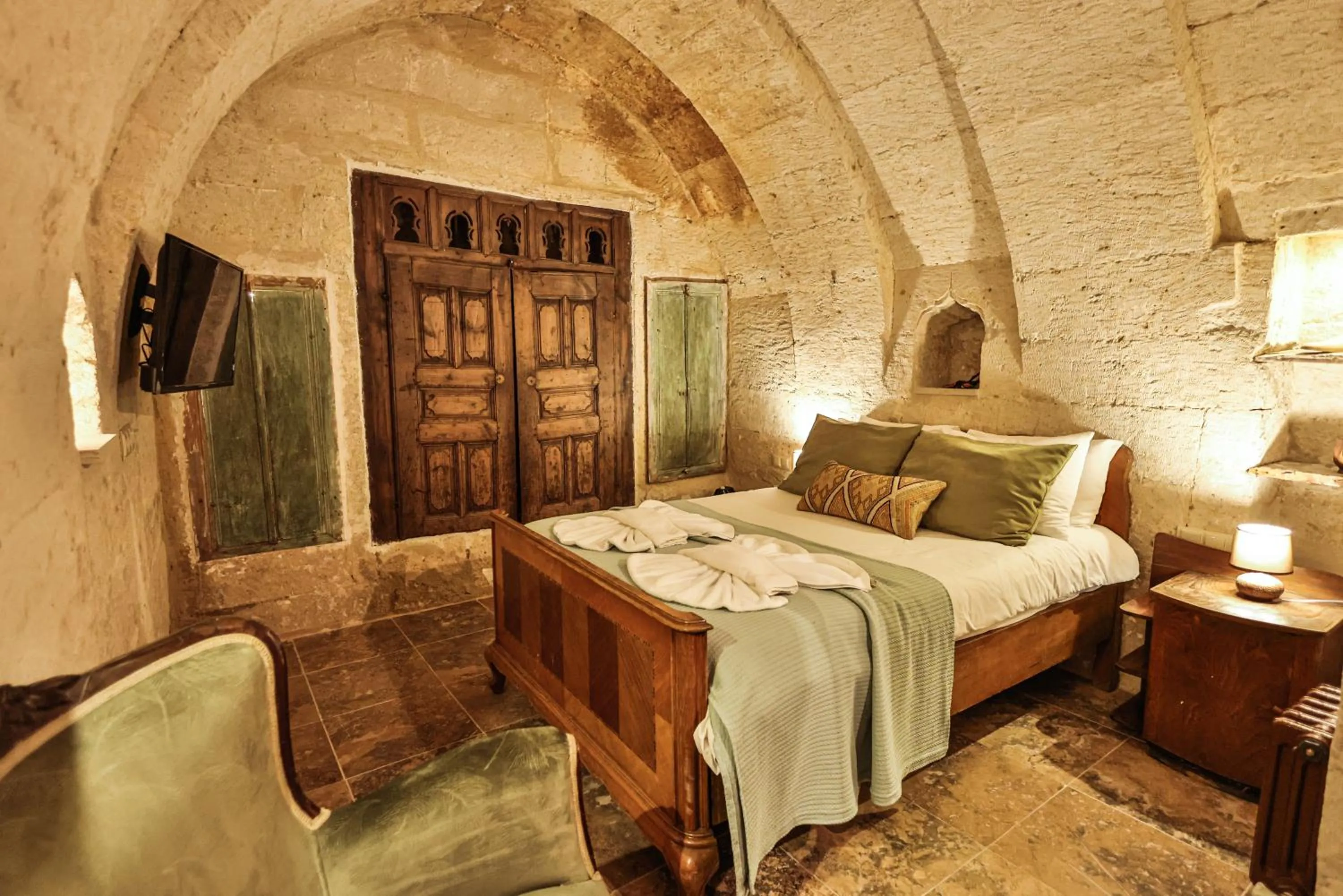 Photo of the whole room, Bed in Cappadocia Eagle Cave Inn