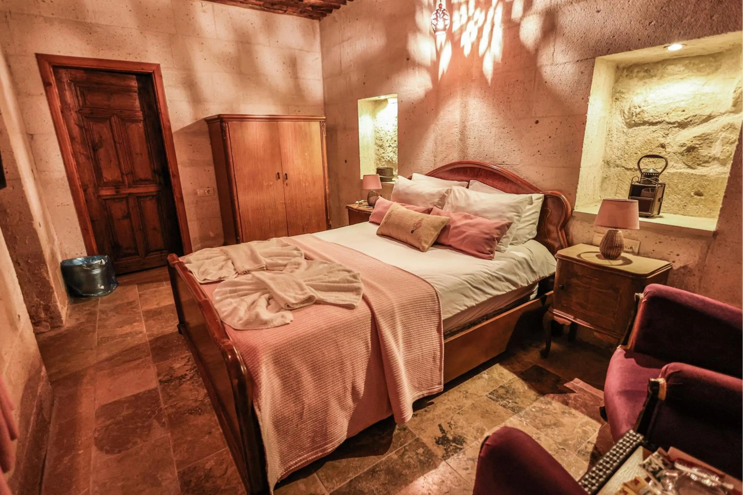 Photo of the whole room, Bed in Cappadocia Eagle Cave Inn