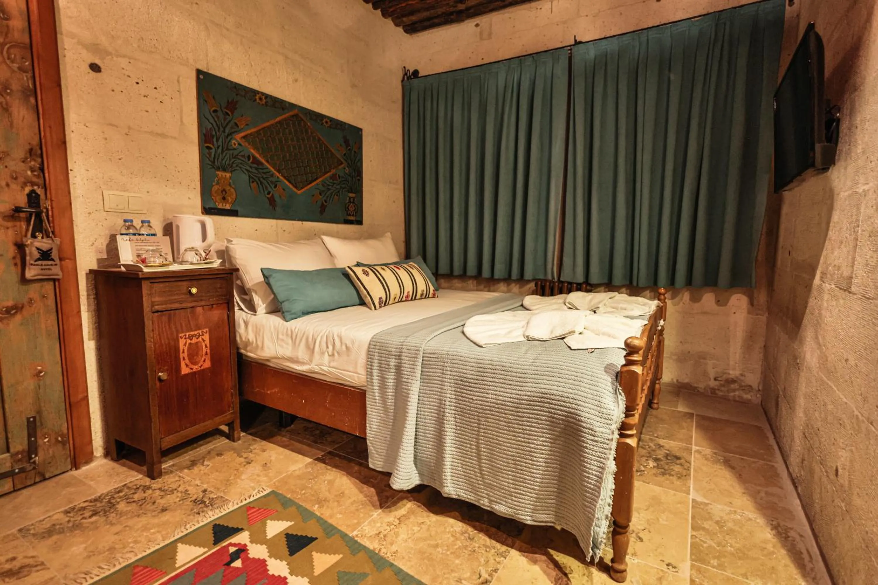 Photo of the whole room, Bed in Cappadocia Eagle Cave Inn