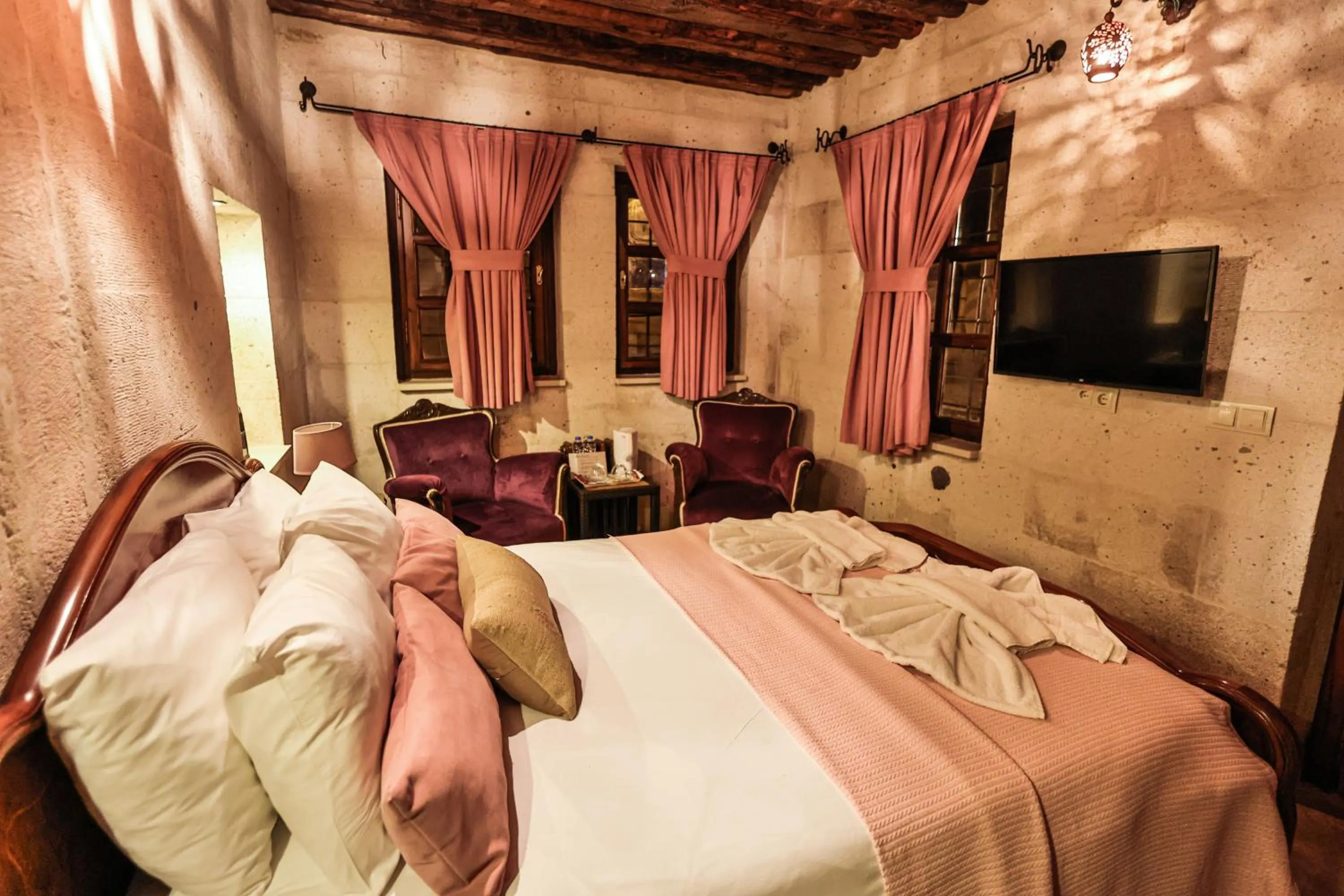 Photo of the whole room, Bed in Cappadocia Eagle Cave Inn