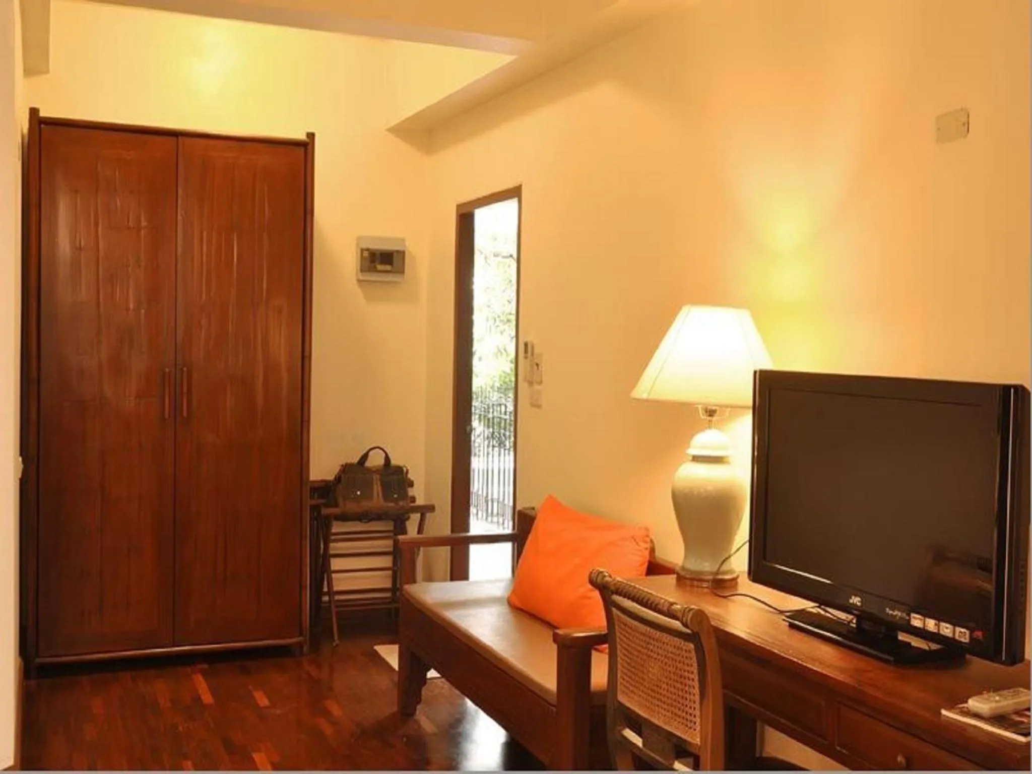 TV and multimedia in Sourire at Rattanakosin Island Hotel