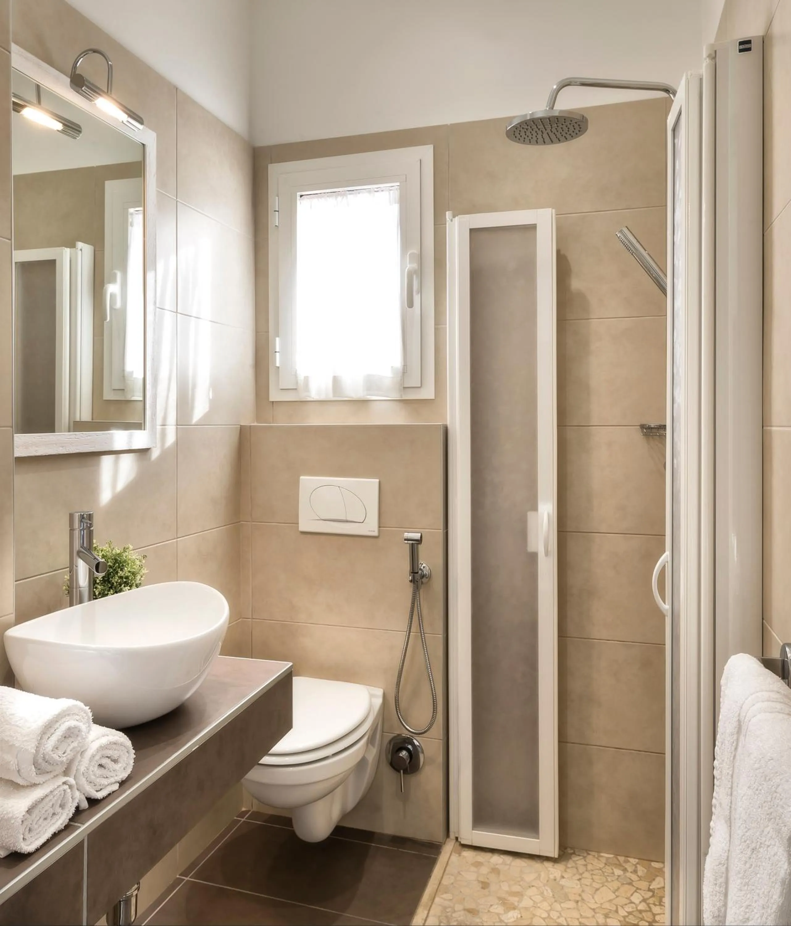 Shower in Hotel Hawaii Bed and Coffee