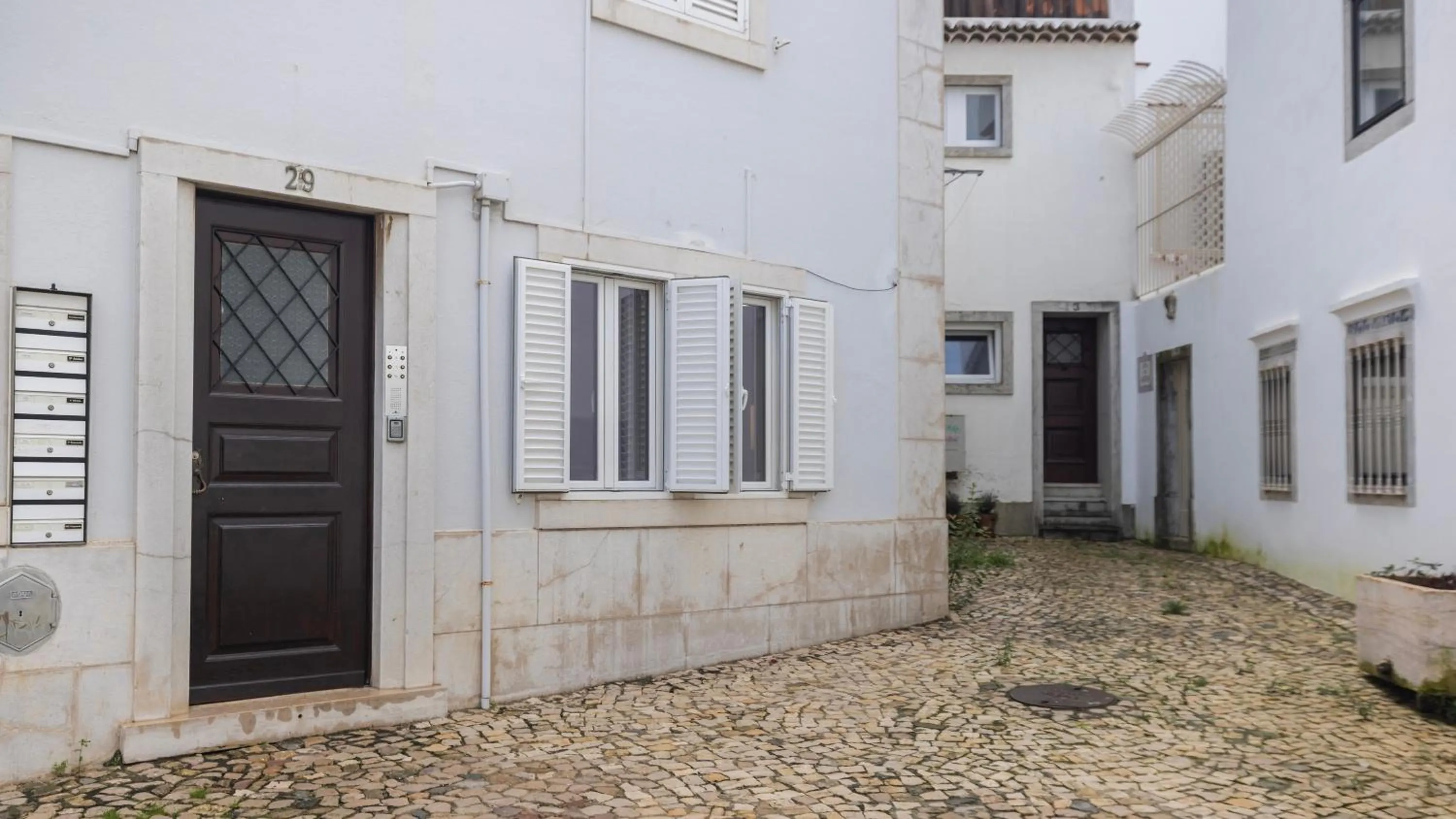 Property building in Sítio do Castelo Beach in Cascais by LovelyStay