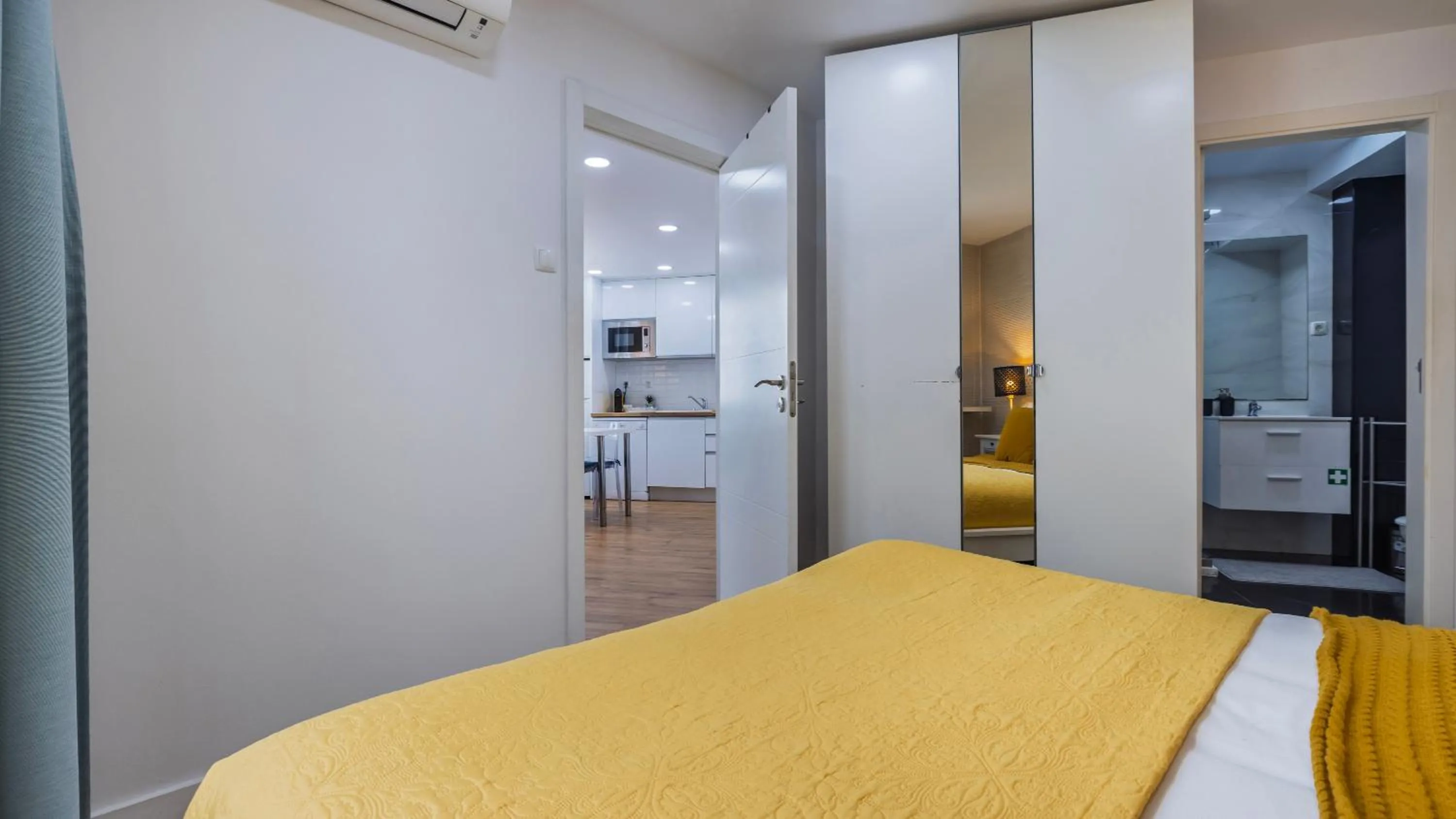 Bed in Sítio do Castelo Beach in Cascais by LovelyStay
