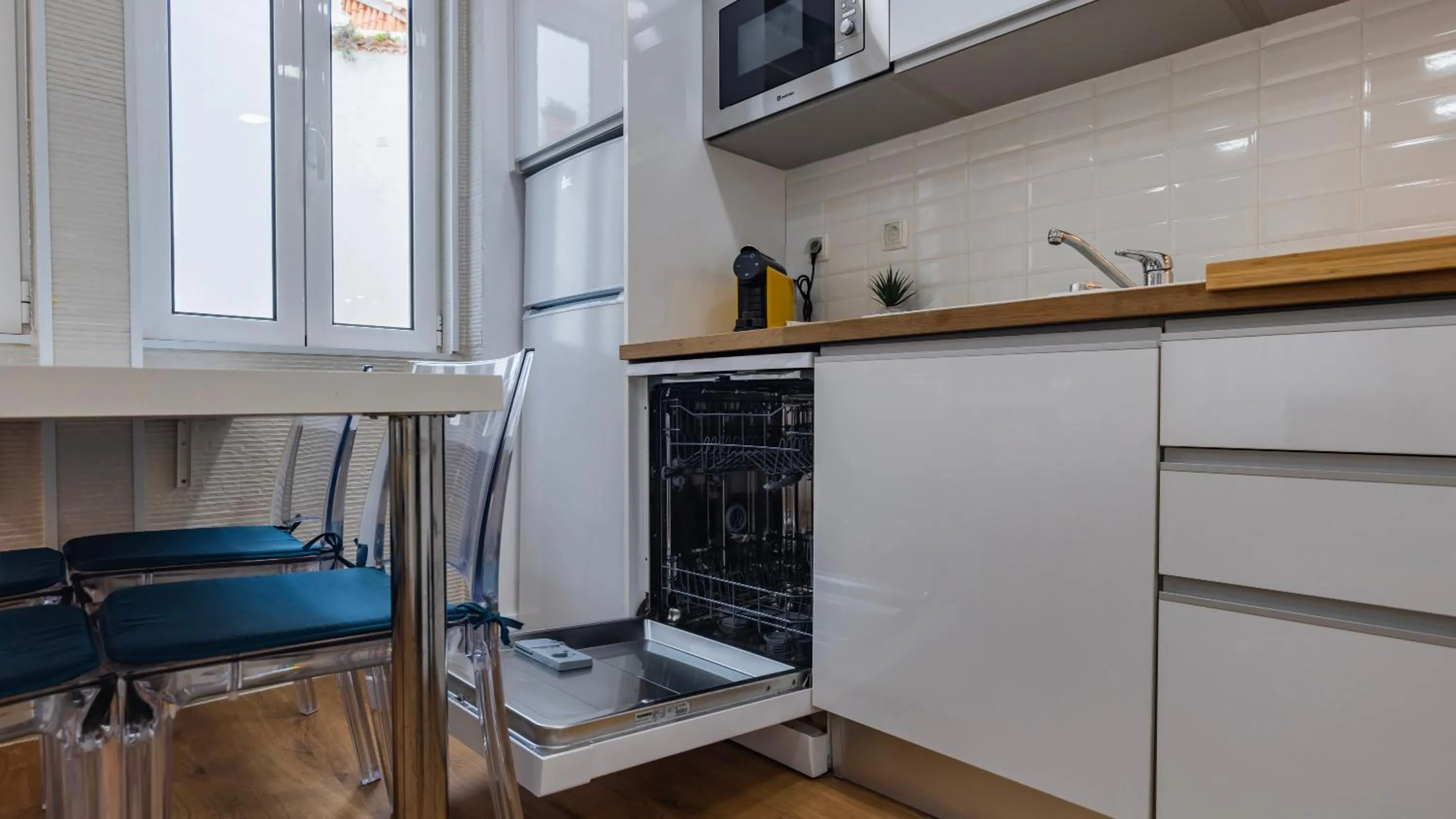 Kitchen or kitchenette in Sítio do Castelo Beach in Cascais by LovelyStay