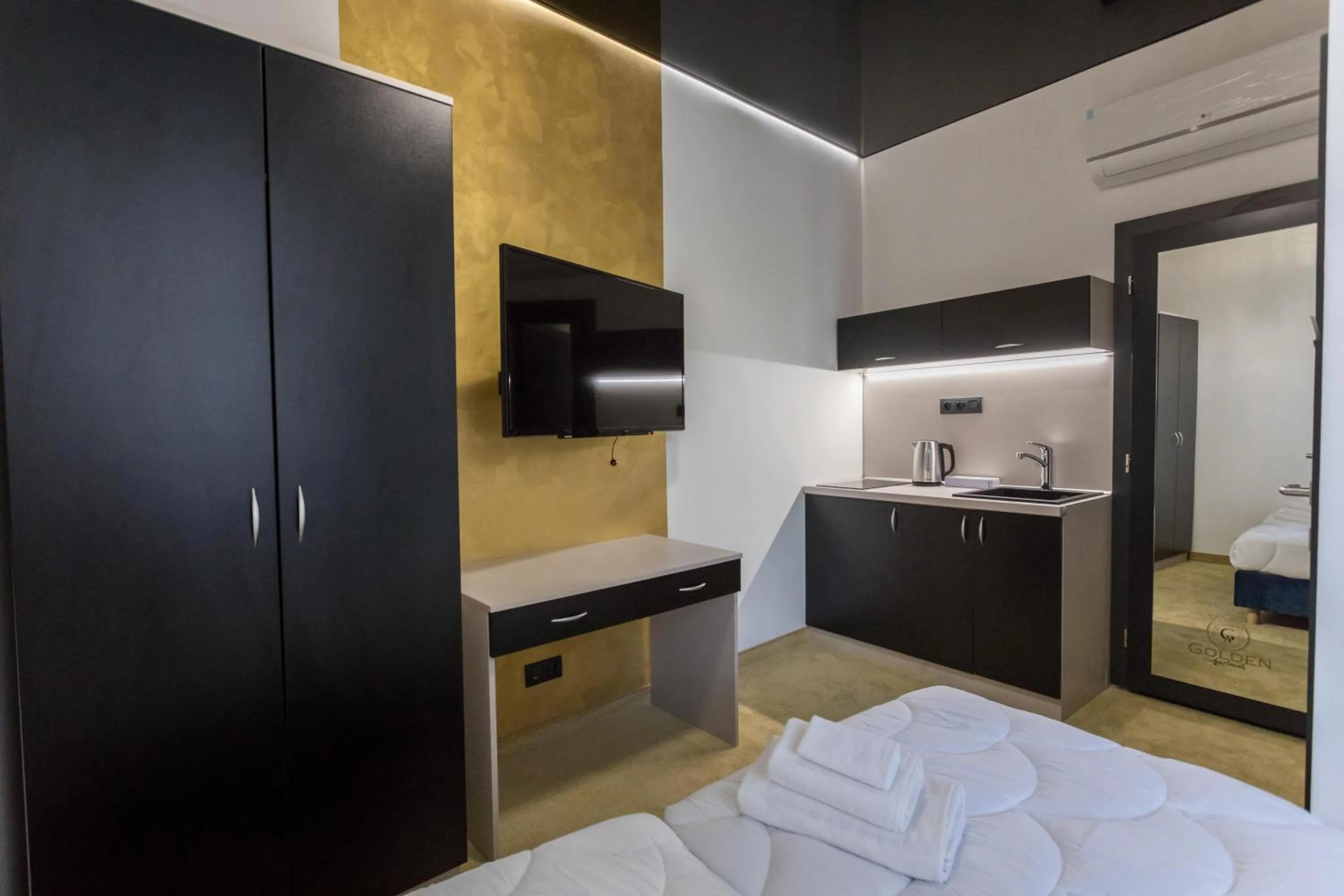 Kitchen or kitchenette, Bed in Apart Hotel GOLDEN apartments