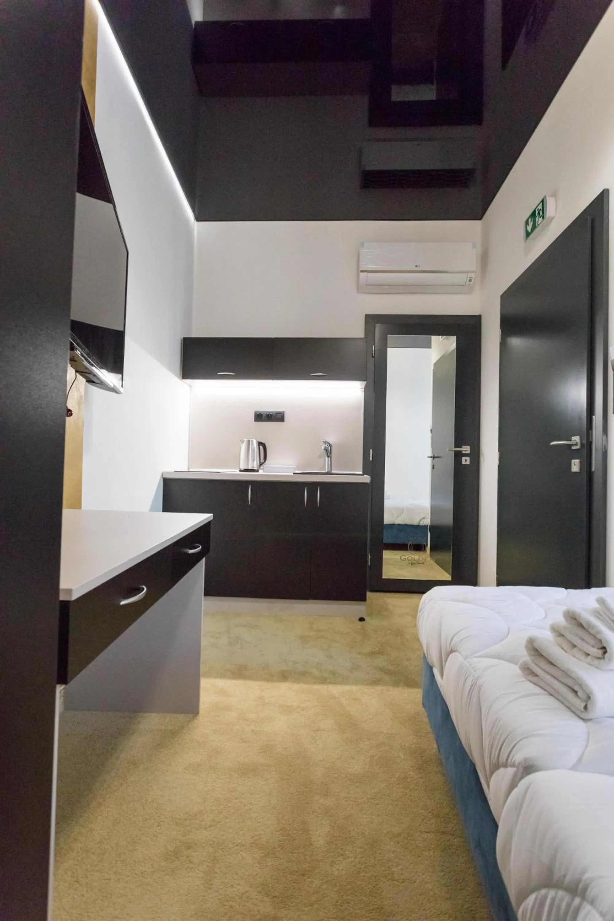 Communal lounge/ TV room, Bed in Apart Hotel GOLDEN apartments