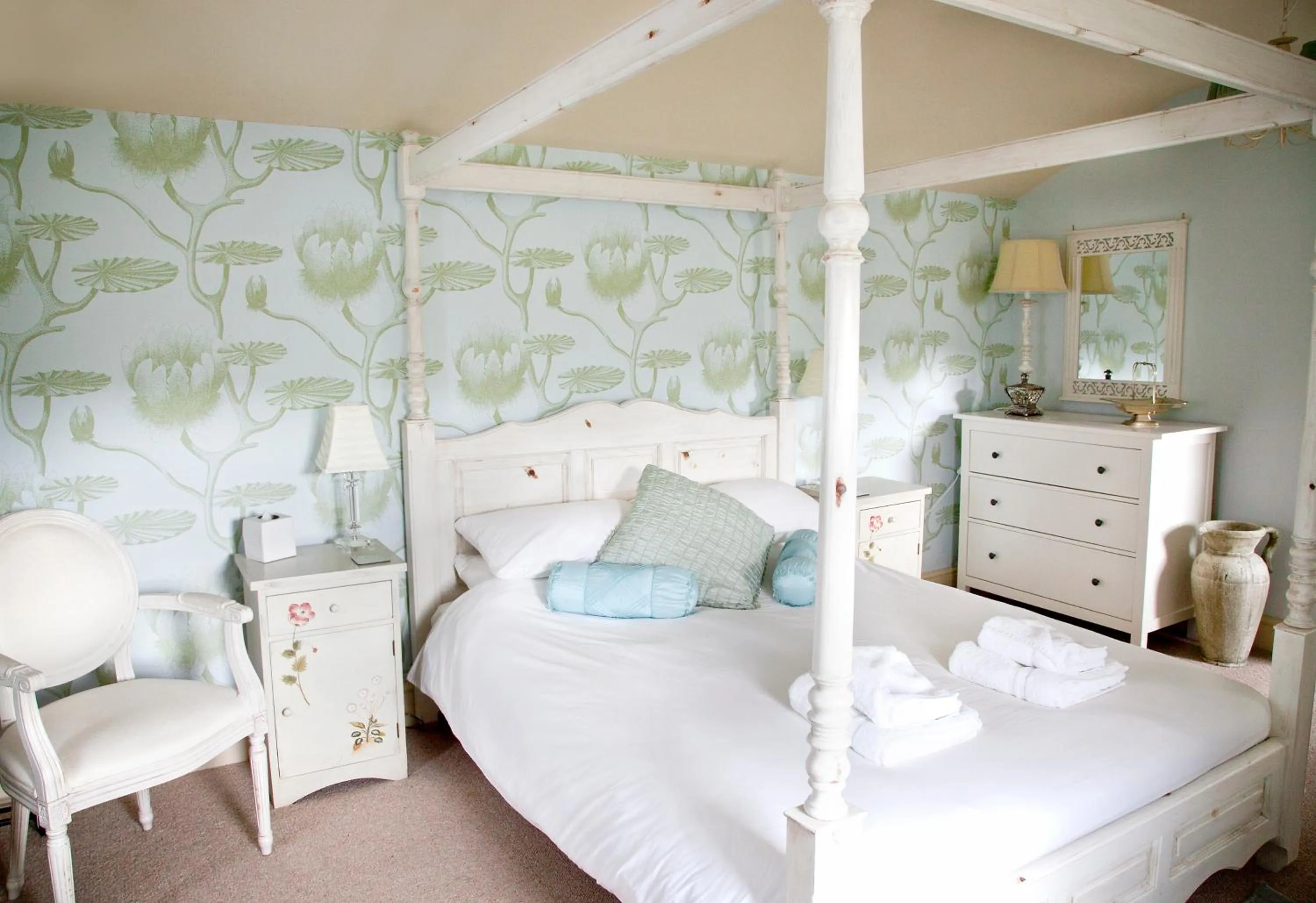 Photo of the whole room, Bed in The Punch Bowl Inn