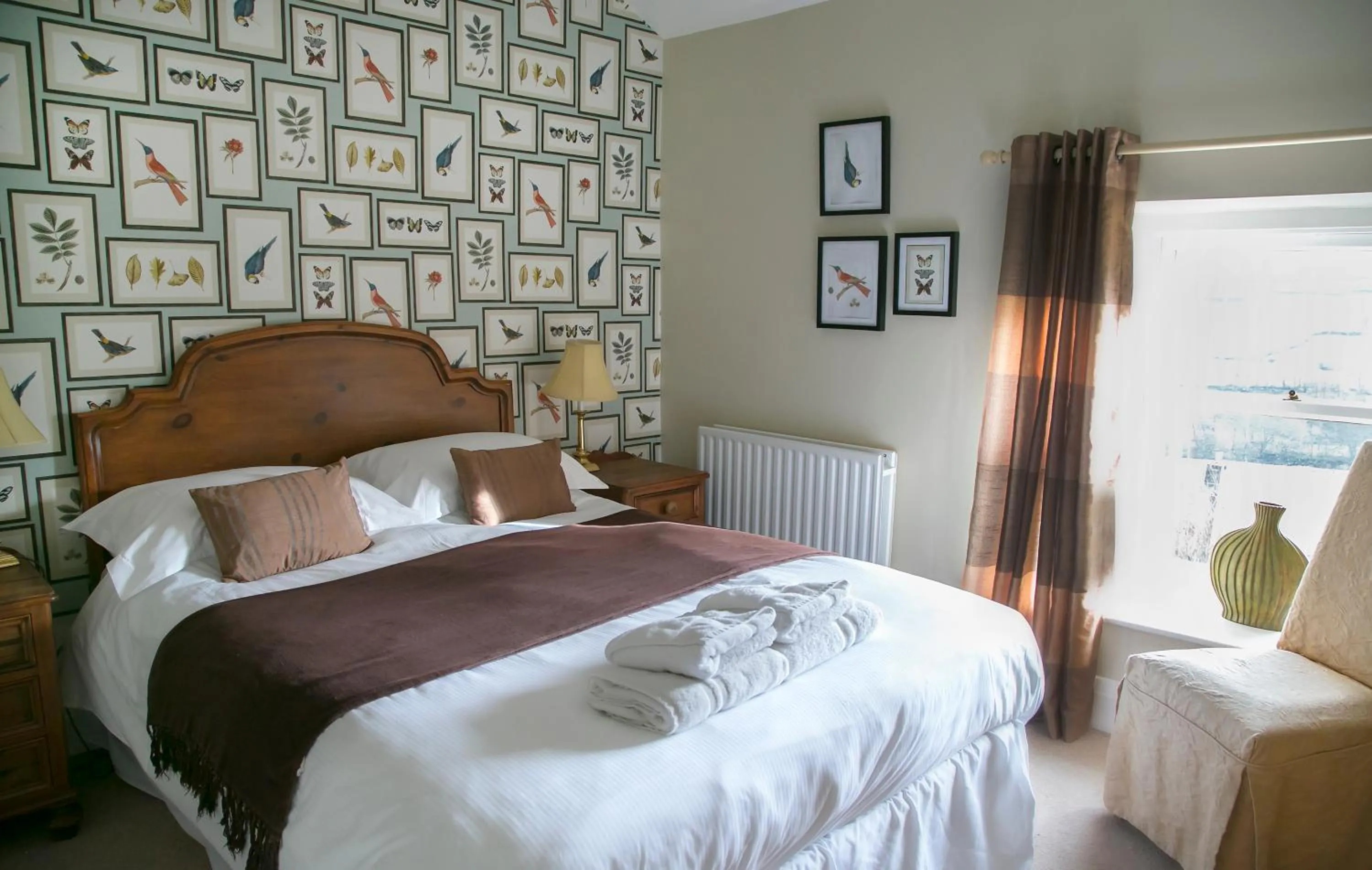 Photo of the whole room, Bed in The Punch Bowl Inn