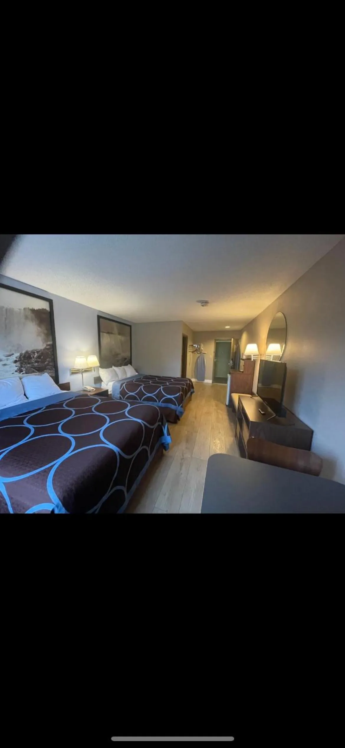 Photo of the whole room, Bed in Super 8 by Wyndham Niagara Falls