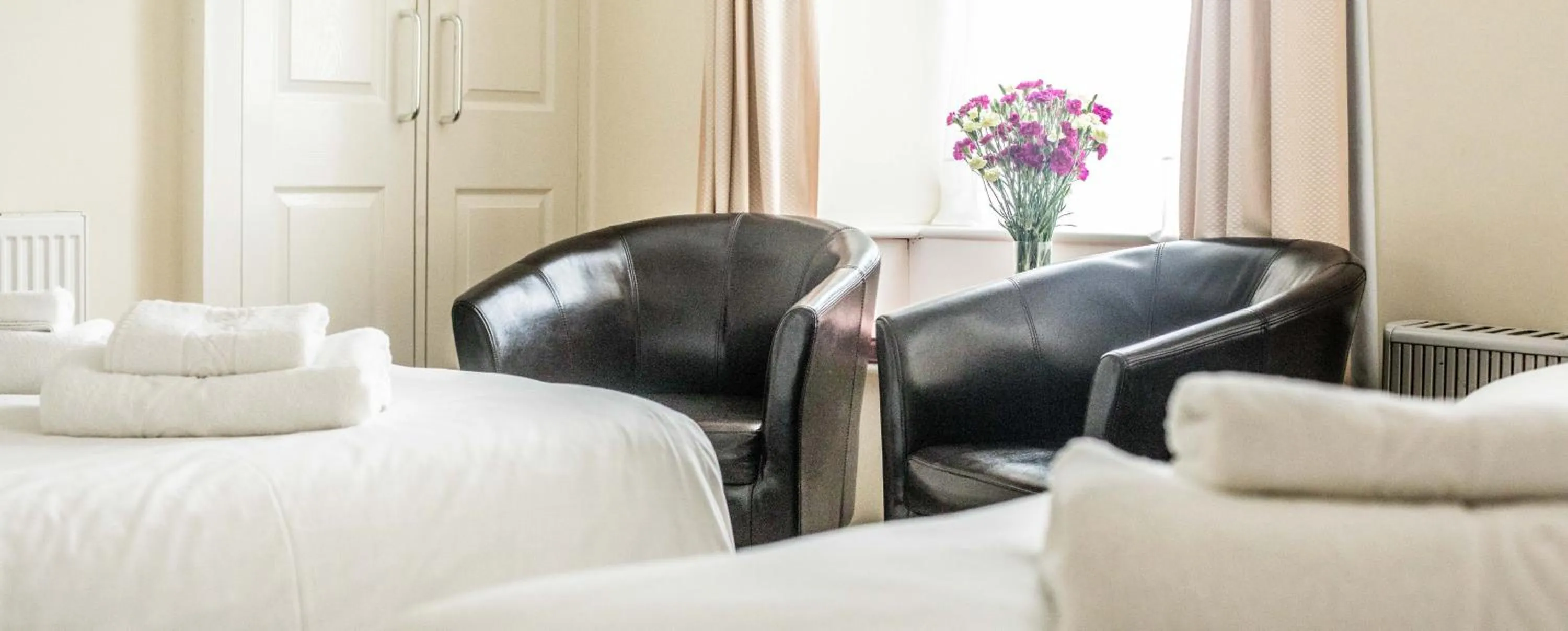 Seating area, Bed in King Arthurs Arms