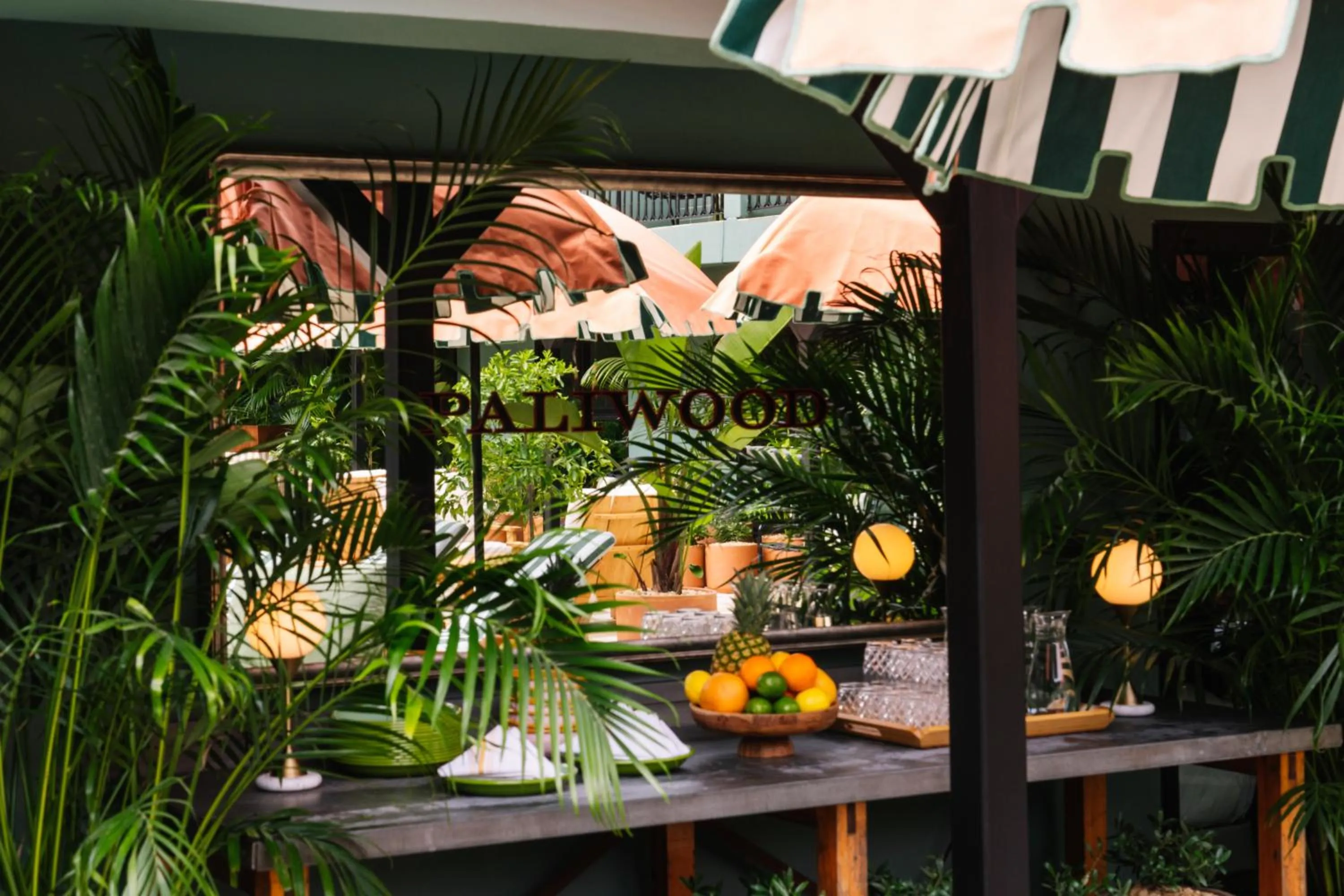 Swimming pool in Palihotel Hollywood near Universal Studios