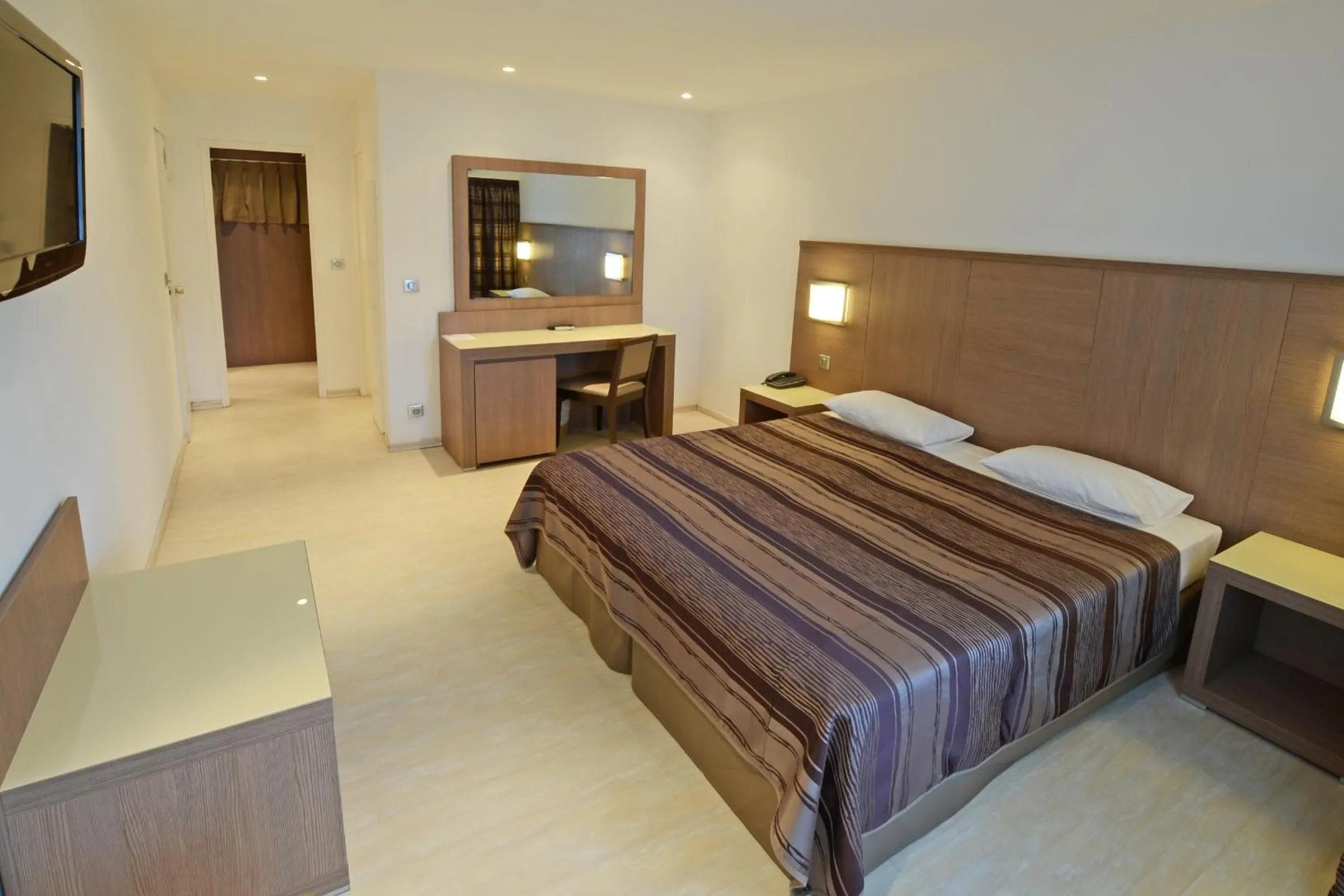 Photo of the whole room, Bed in Calvi Hôtel