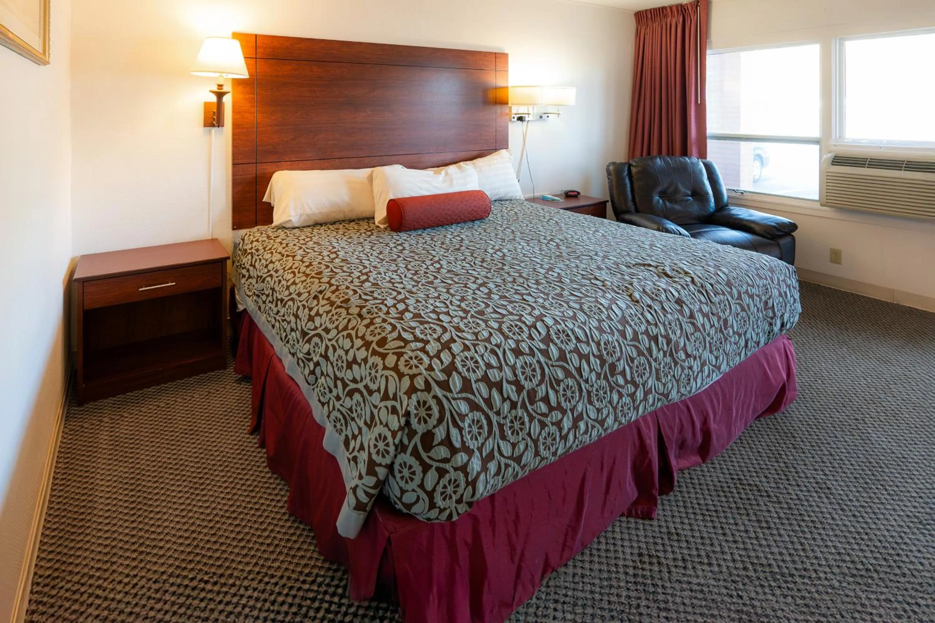 Bedroom, Bed in Hills Inn