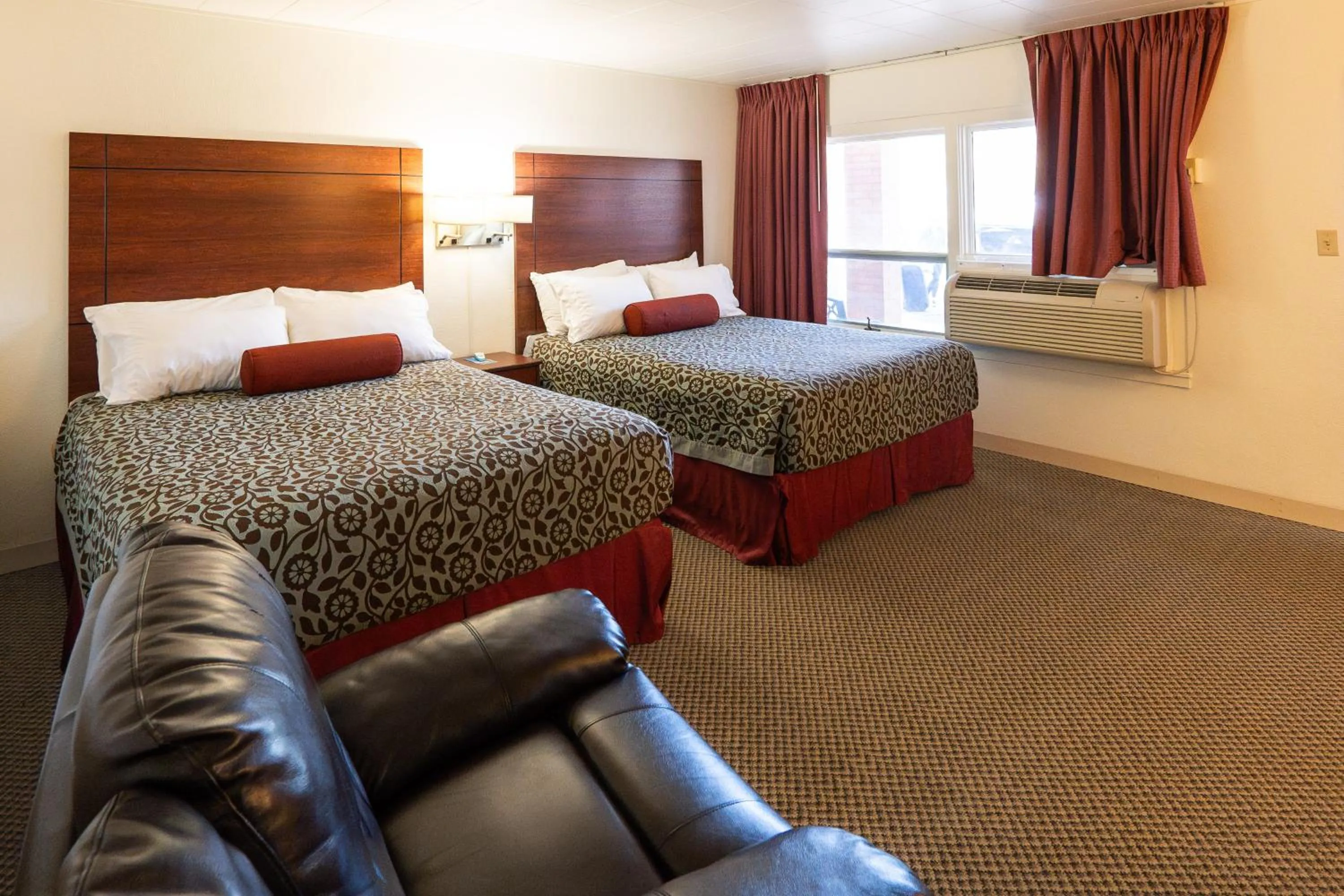 Photo of the whole room, Bed in Hills Inn