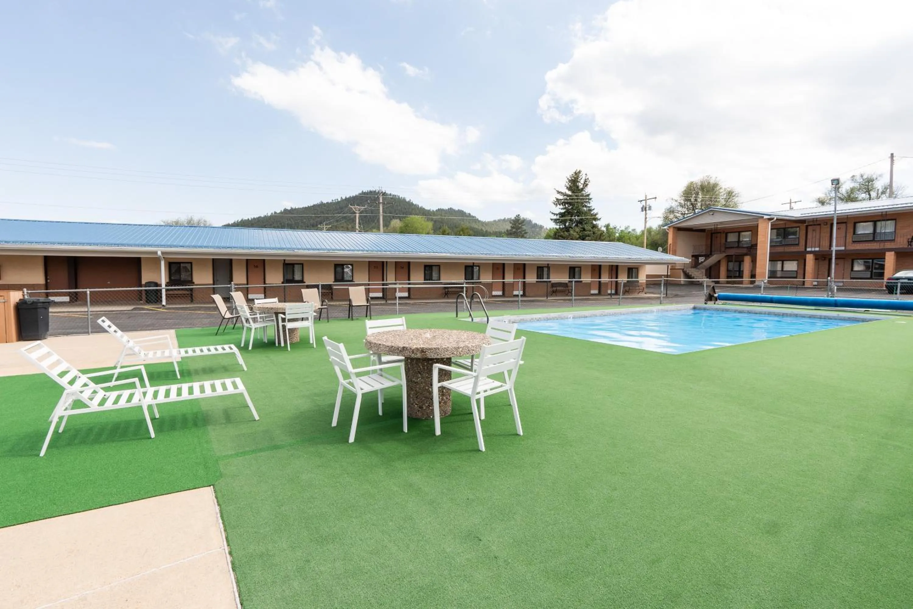 Swimming pool in Hills Inn