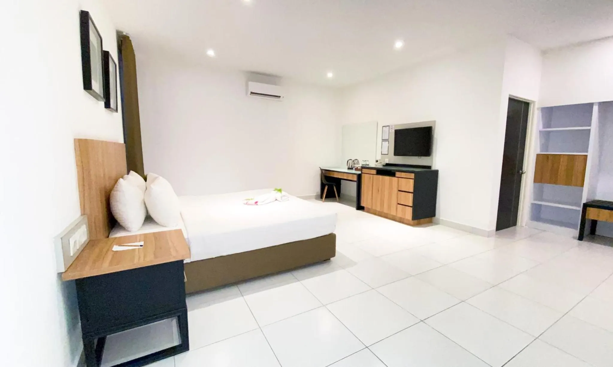 Communal lounge/ TV room, Bed in The Villa Langkawi