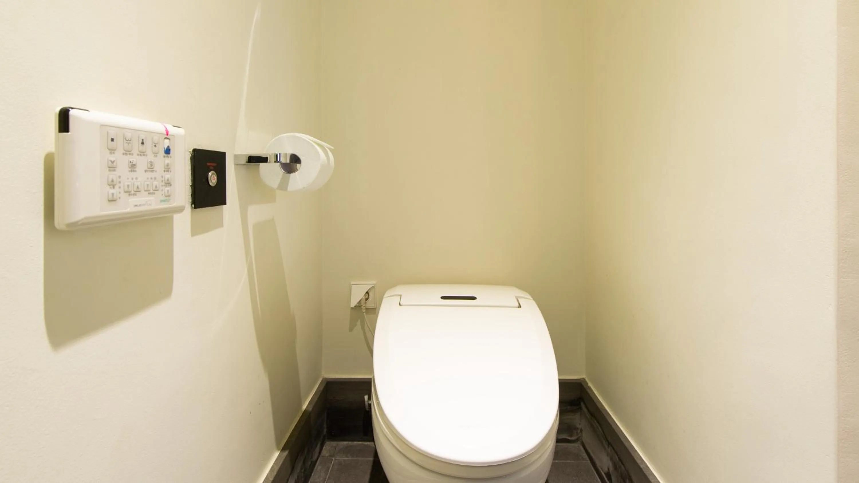 Toilet in Seoul Hotel ShinShin Myeongdong