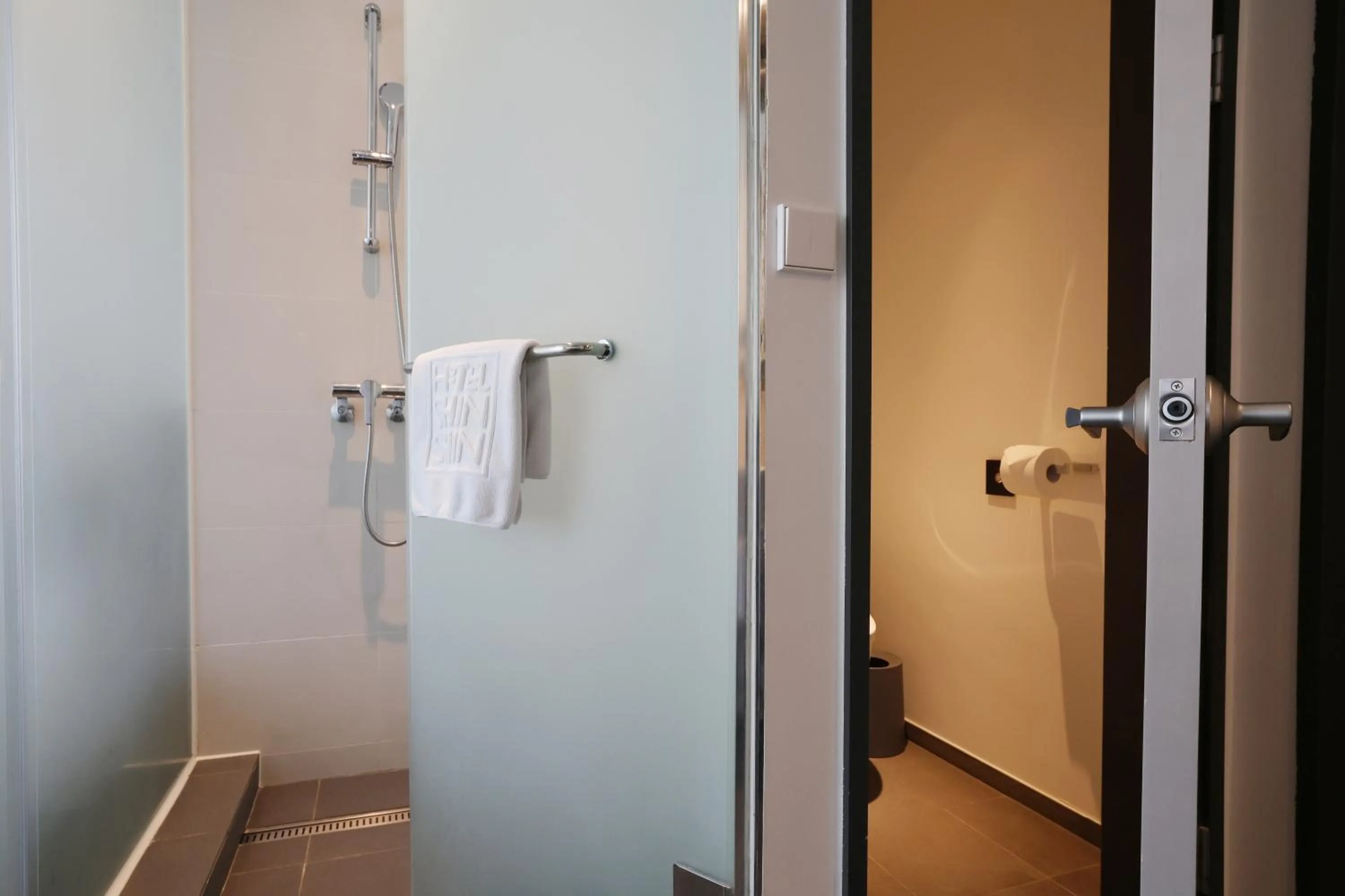 Toilet in Seoul Hotel ShinShin Myeongdong