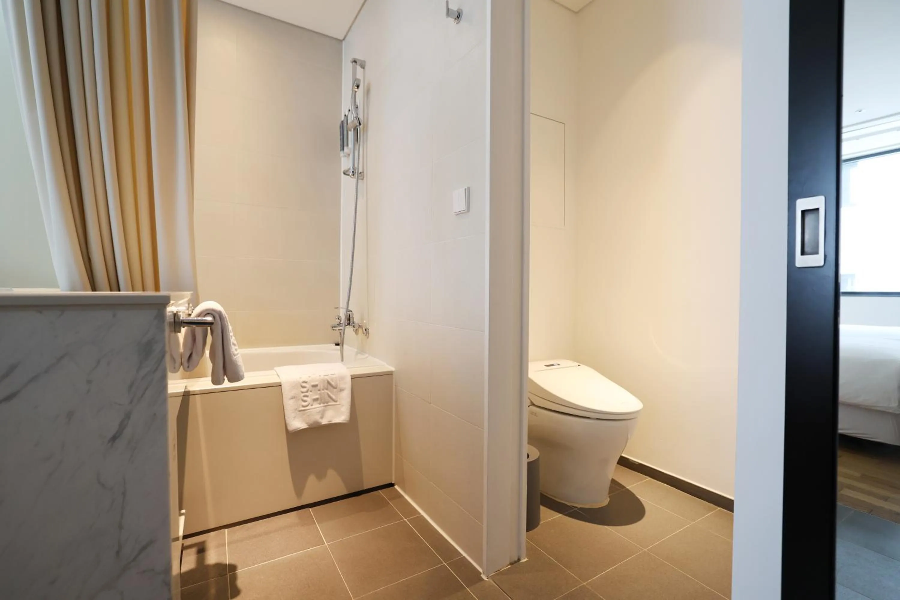 Toilet in Seoul Hotel ShinShin Myeongdong